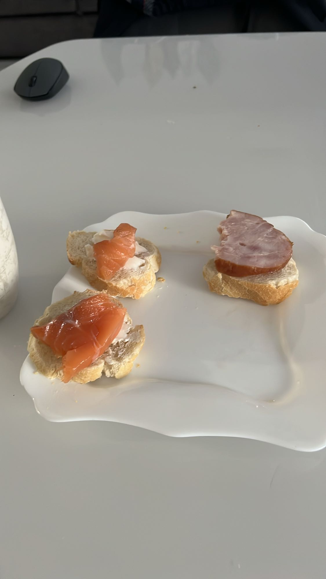 Бутерброды с рыбой и колбасой