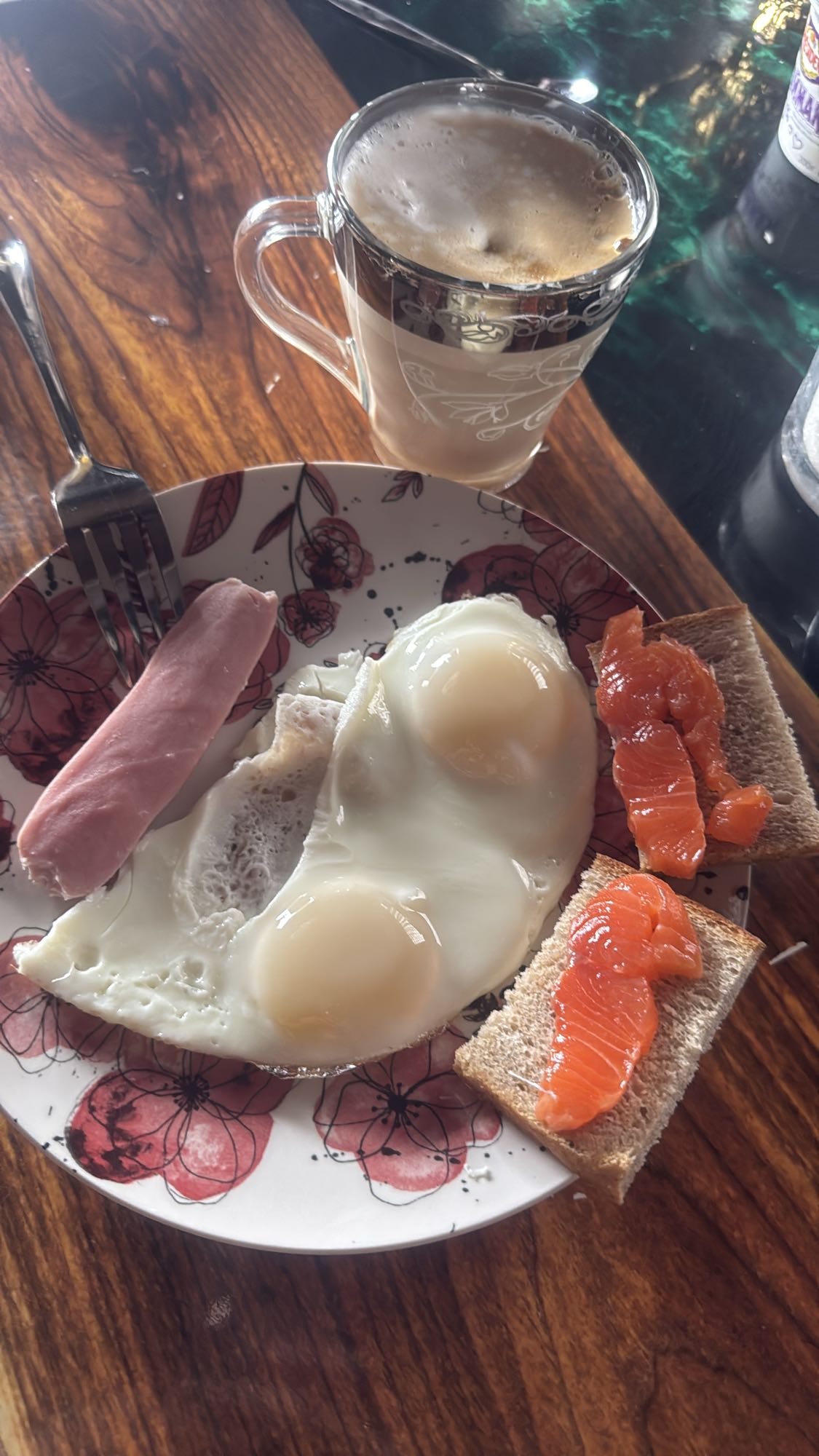 Завтрак с яйцами и лососем