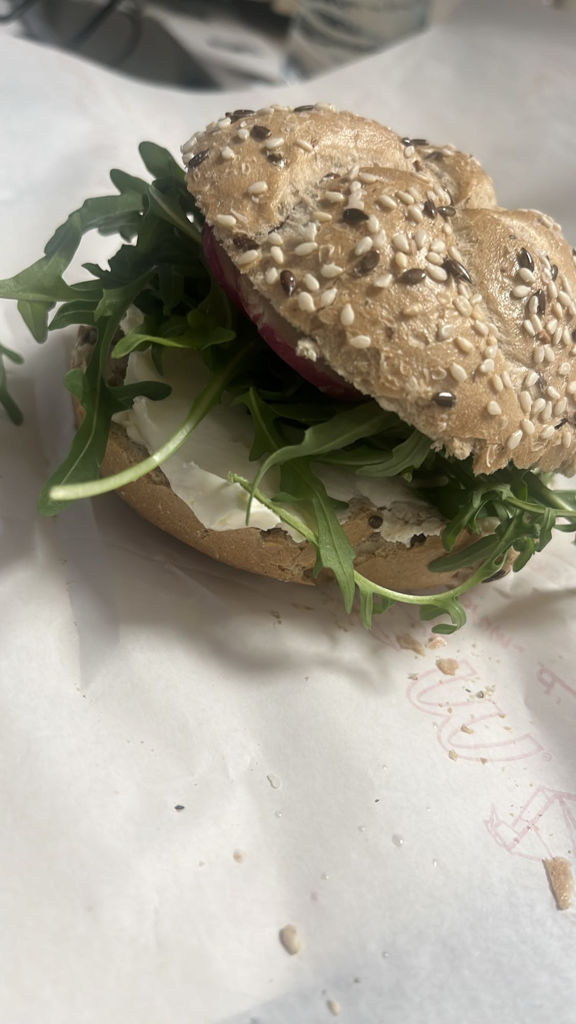 Bułka z rukolą i serkiem