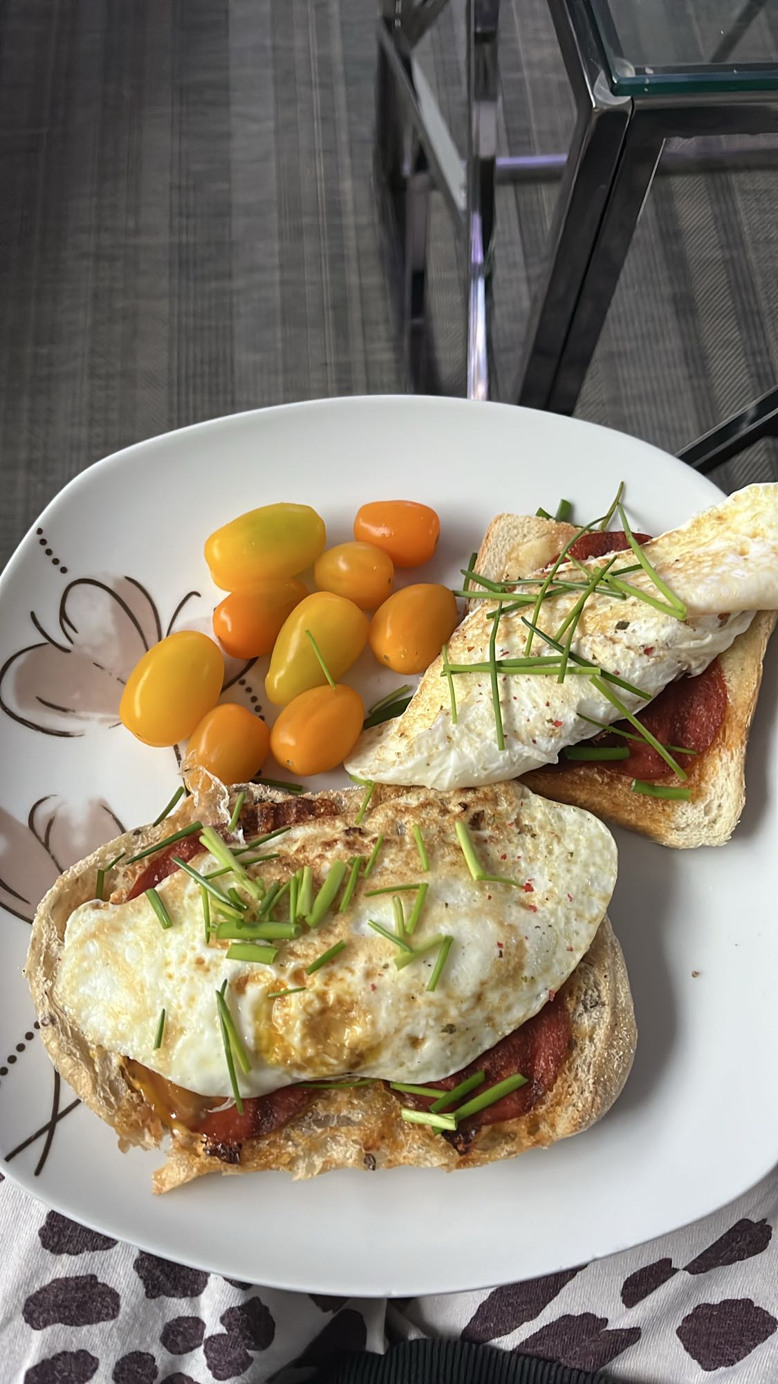 Kanapki z jajkiem i pomidorami