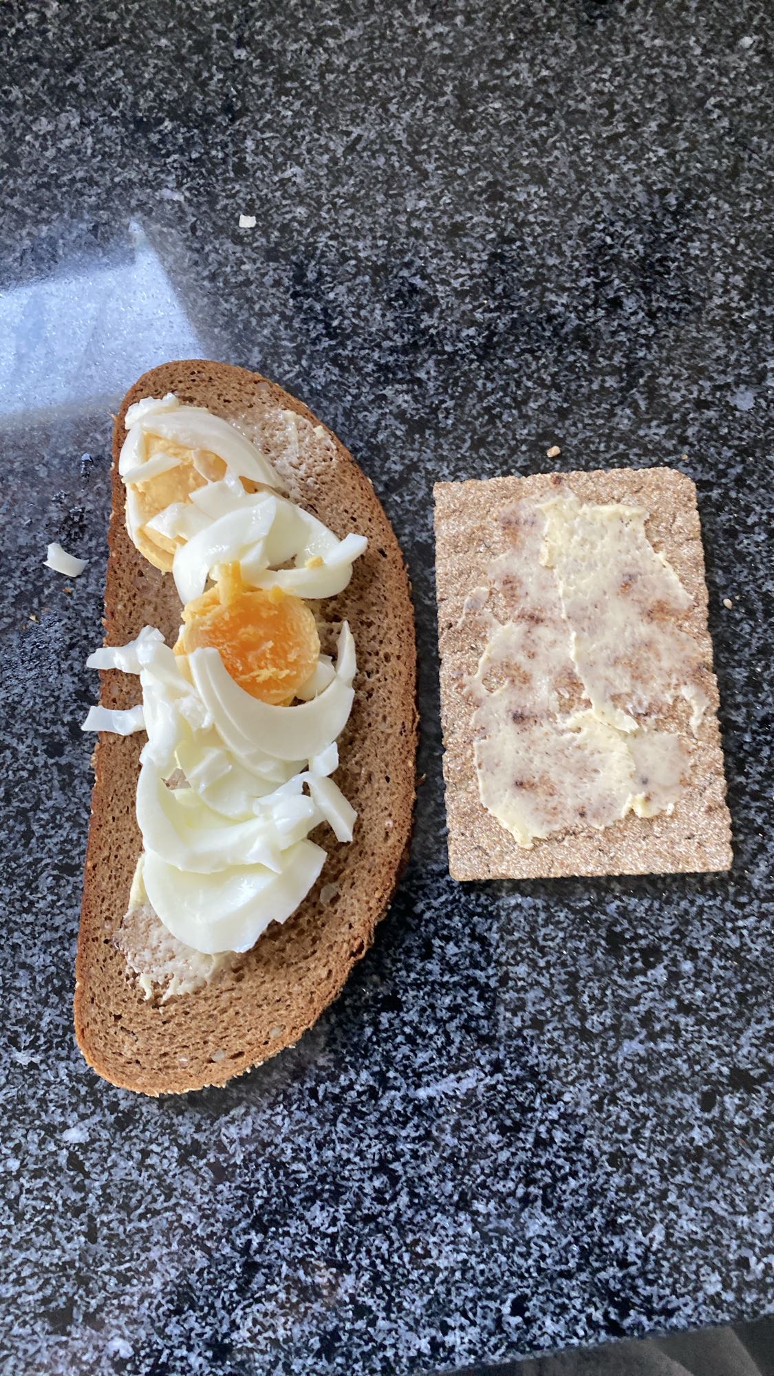 Äggsmörgås med knäckebröd