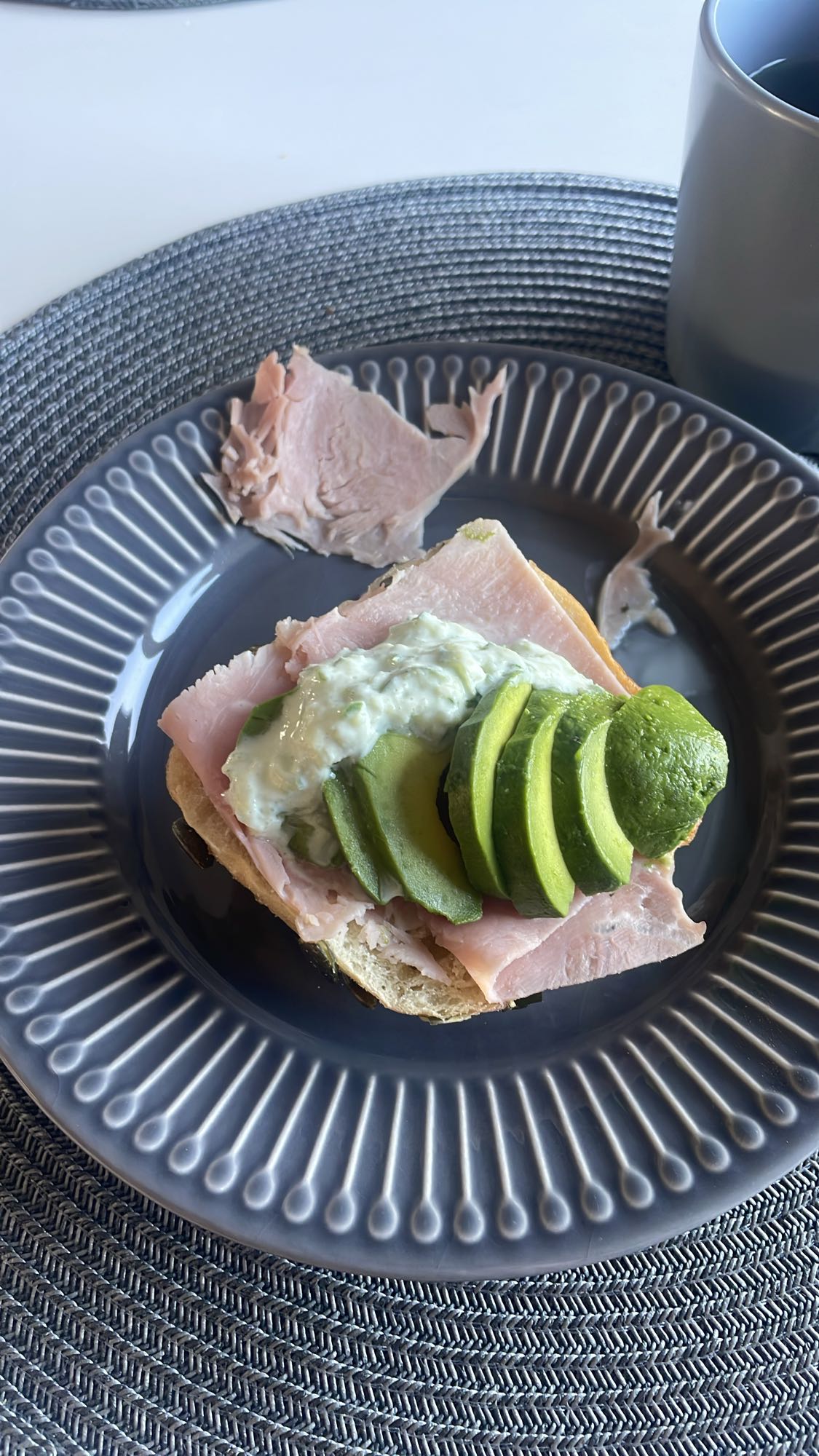Kanapka z szynką i awokado