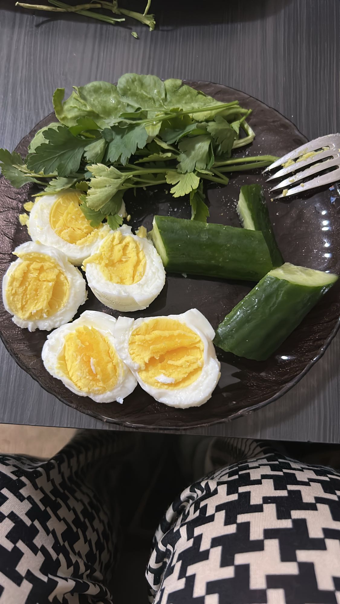 Яйца с огурцом и зеленью