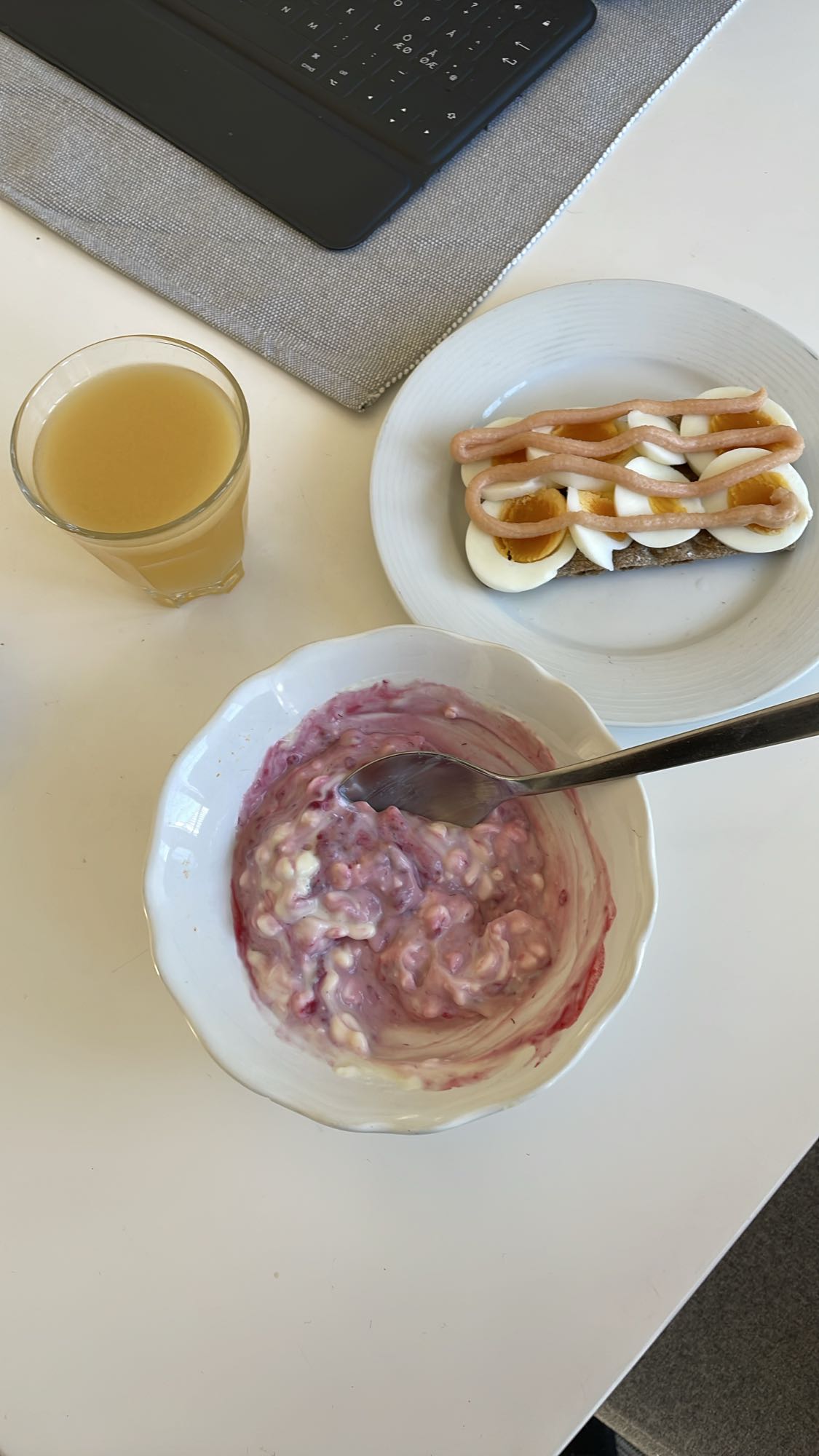 Frukost med ägg och kvarg