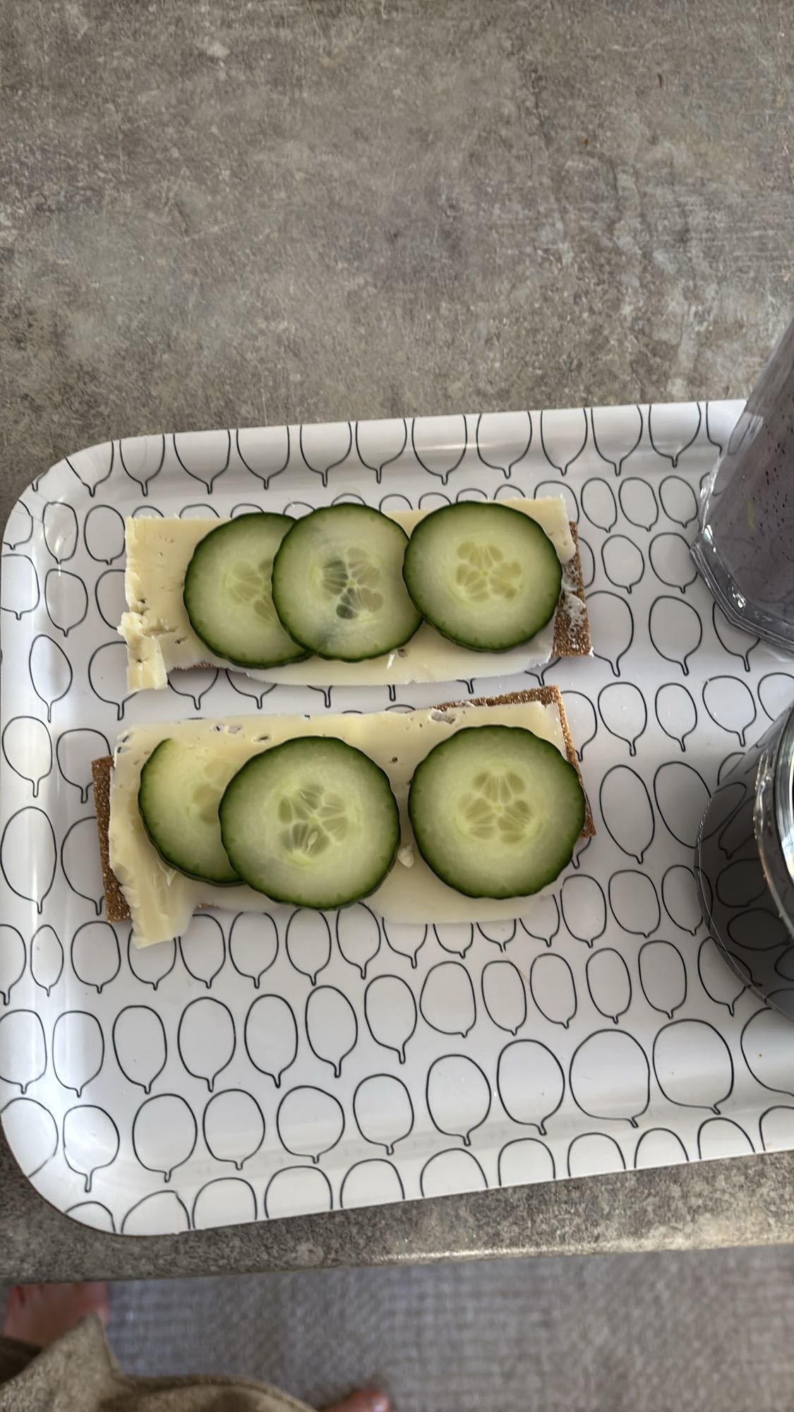 Knäckebröd med ost och gurka