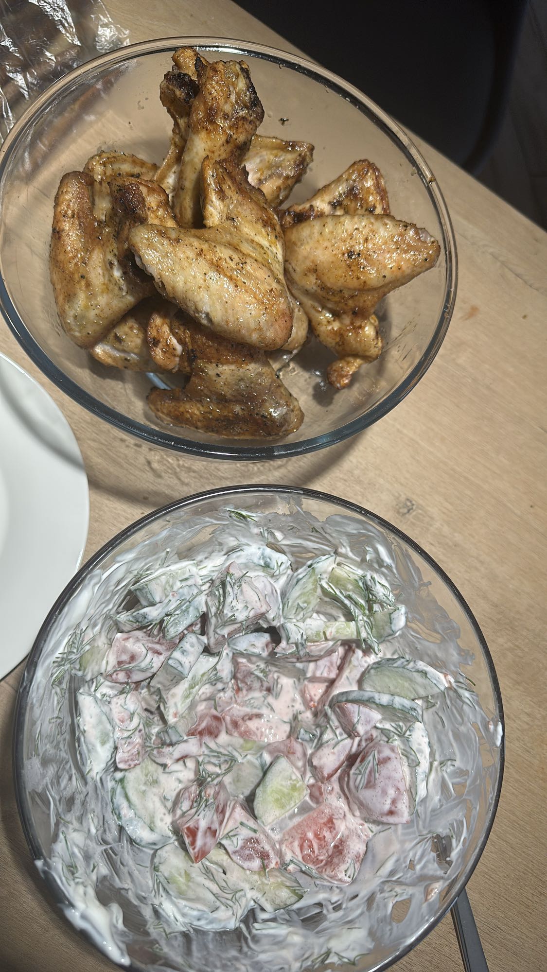 Куриные крылья с салатом