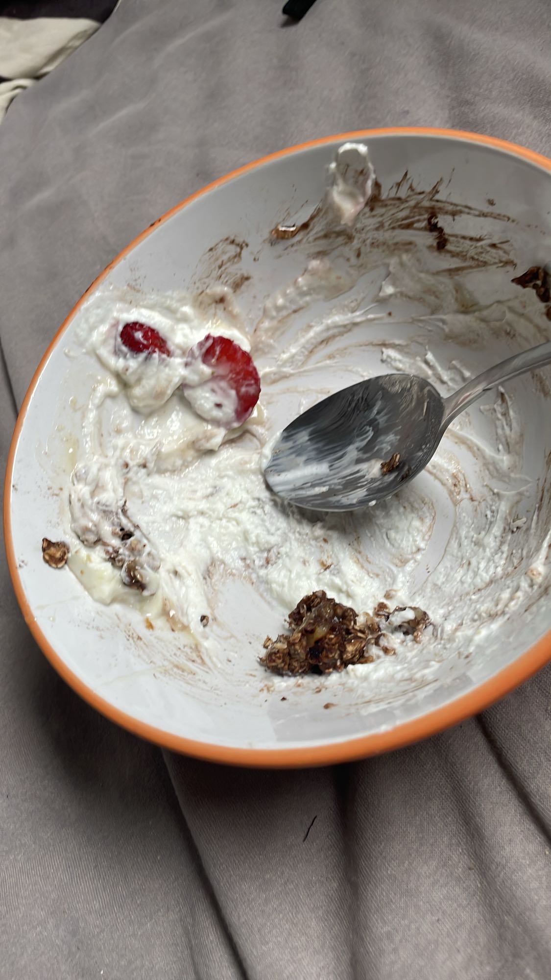 Jogurt z owocami i granolą