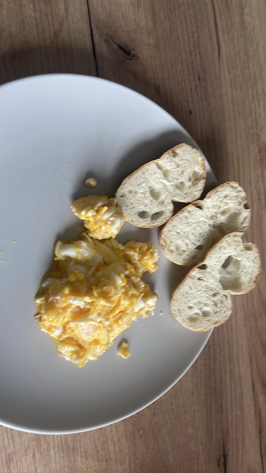 Jajecznica z pieczywem