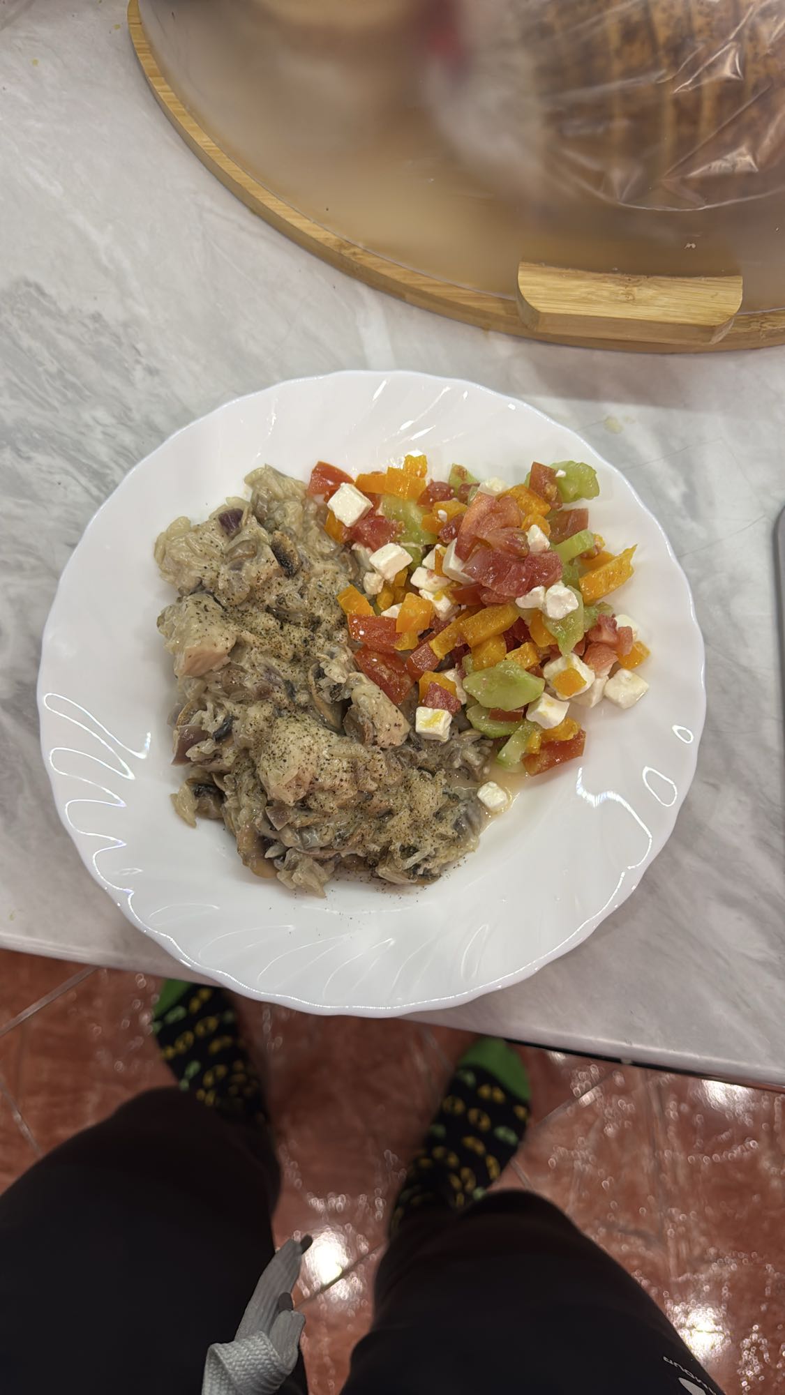 Kurczak w sosie z sałatką