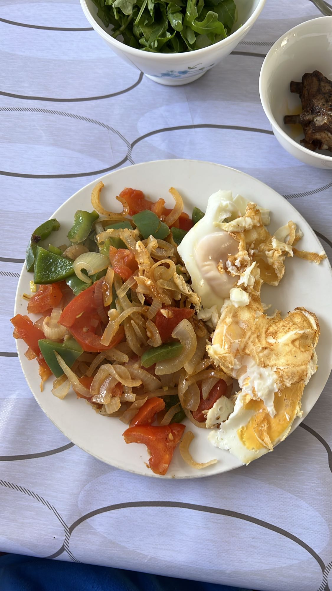 Жареные яйца с овощами