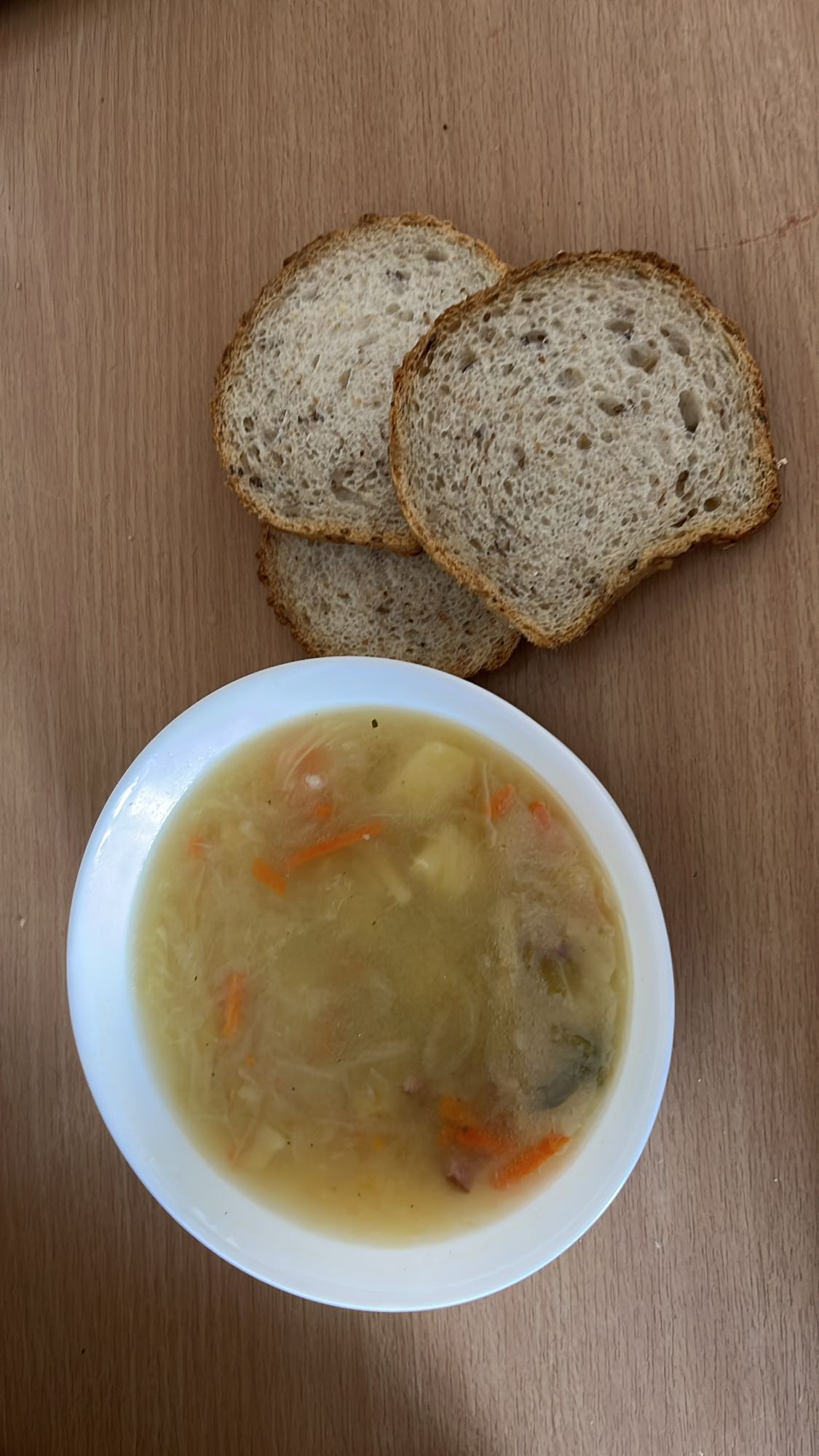 Zupa jarzynowa z chlebem