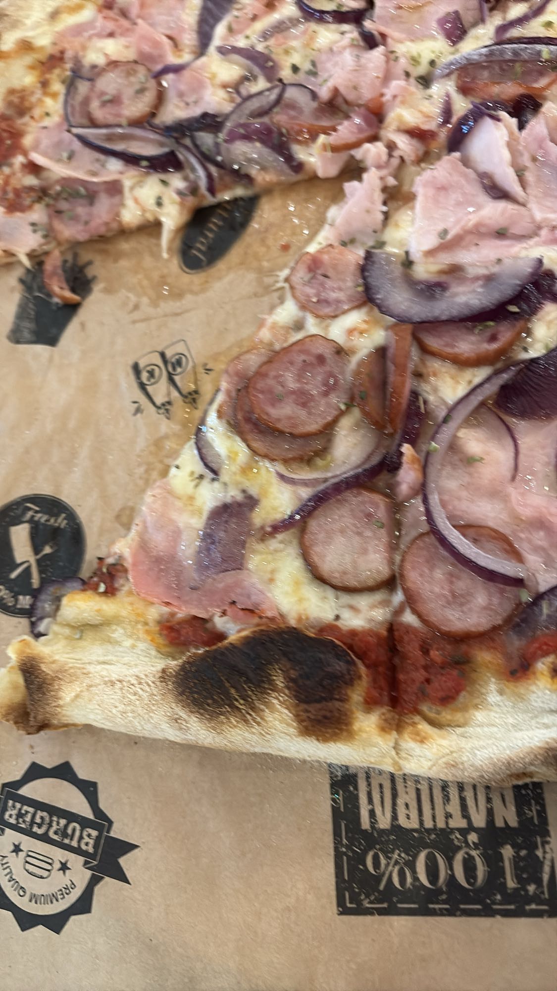 Pizza z szynką i kiełbasą