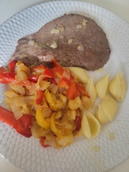 Steak avec légumes et pâtes