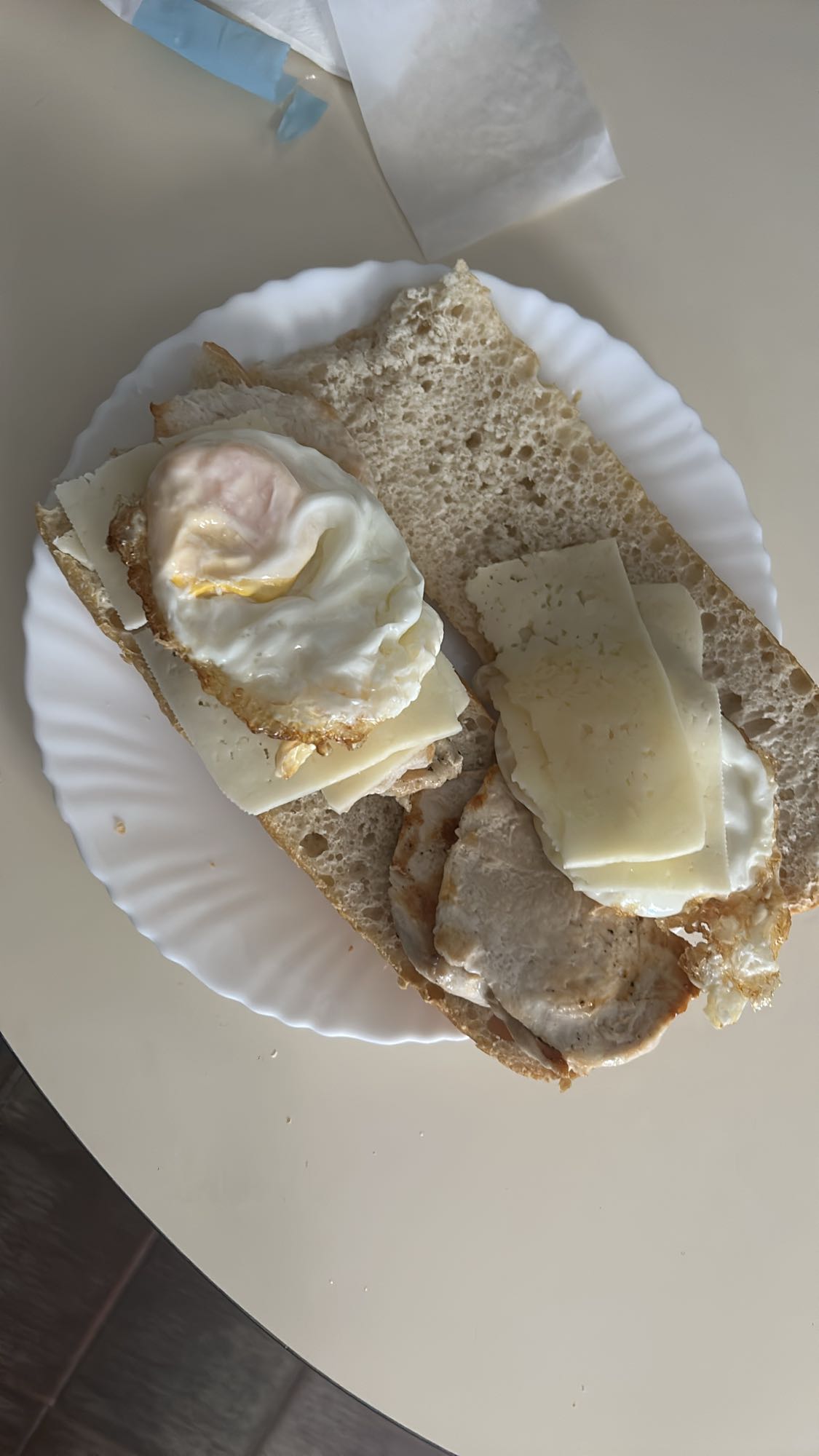 Bocadillo de pollo y huevo