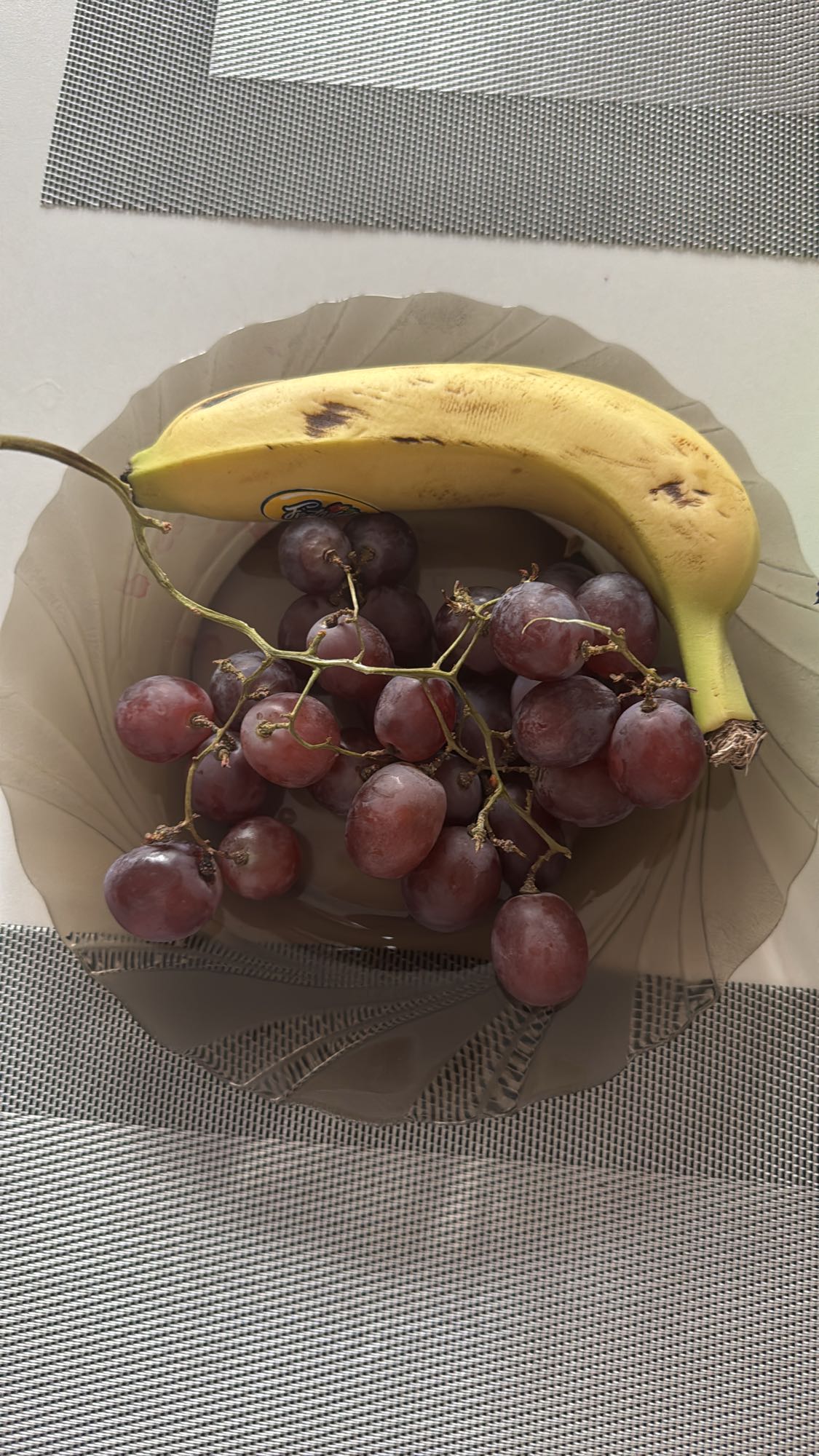 Фрукты на тарелке