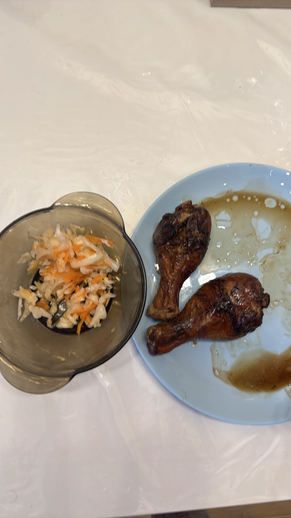 Куриные голени с салатом