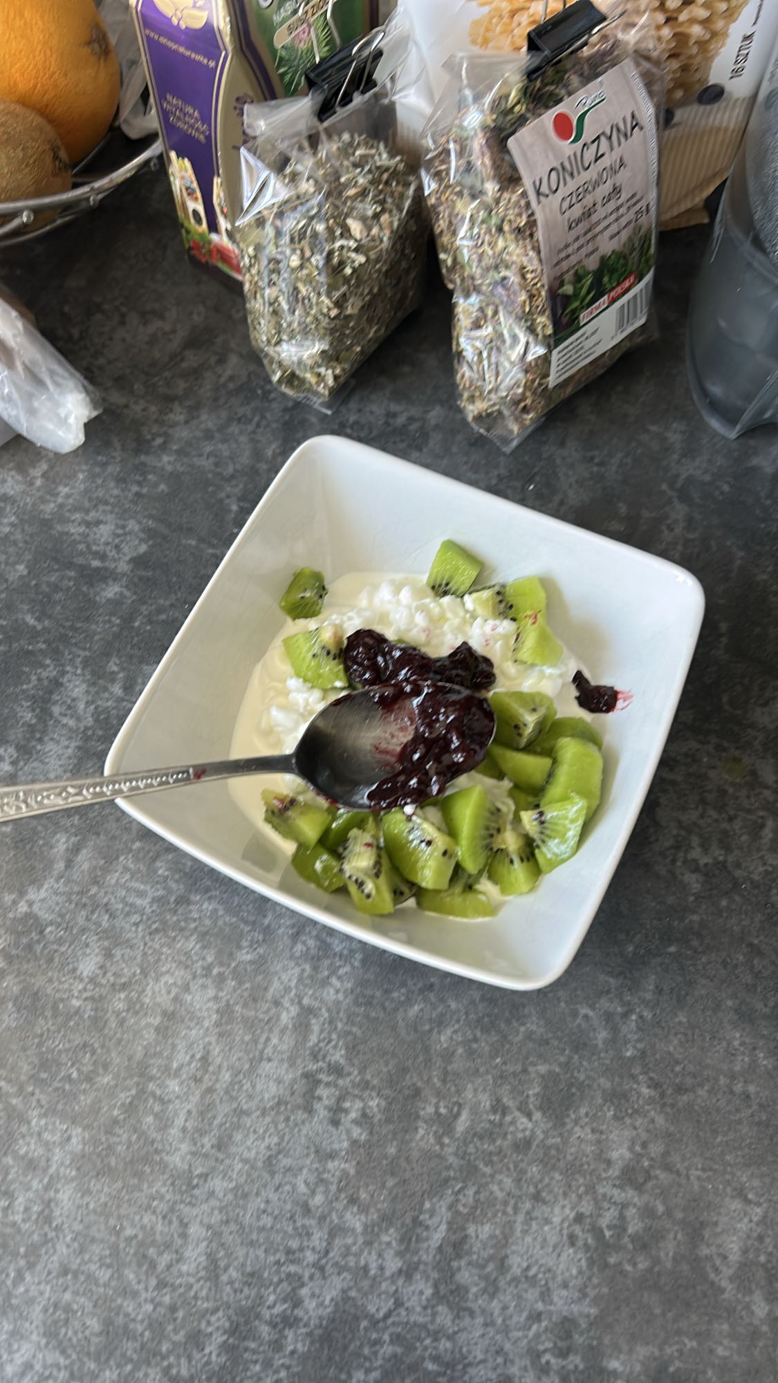 Twaróg z kiwi i dżemem