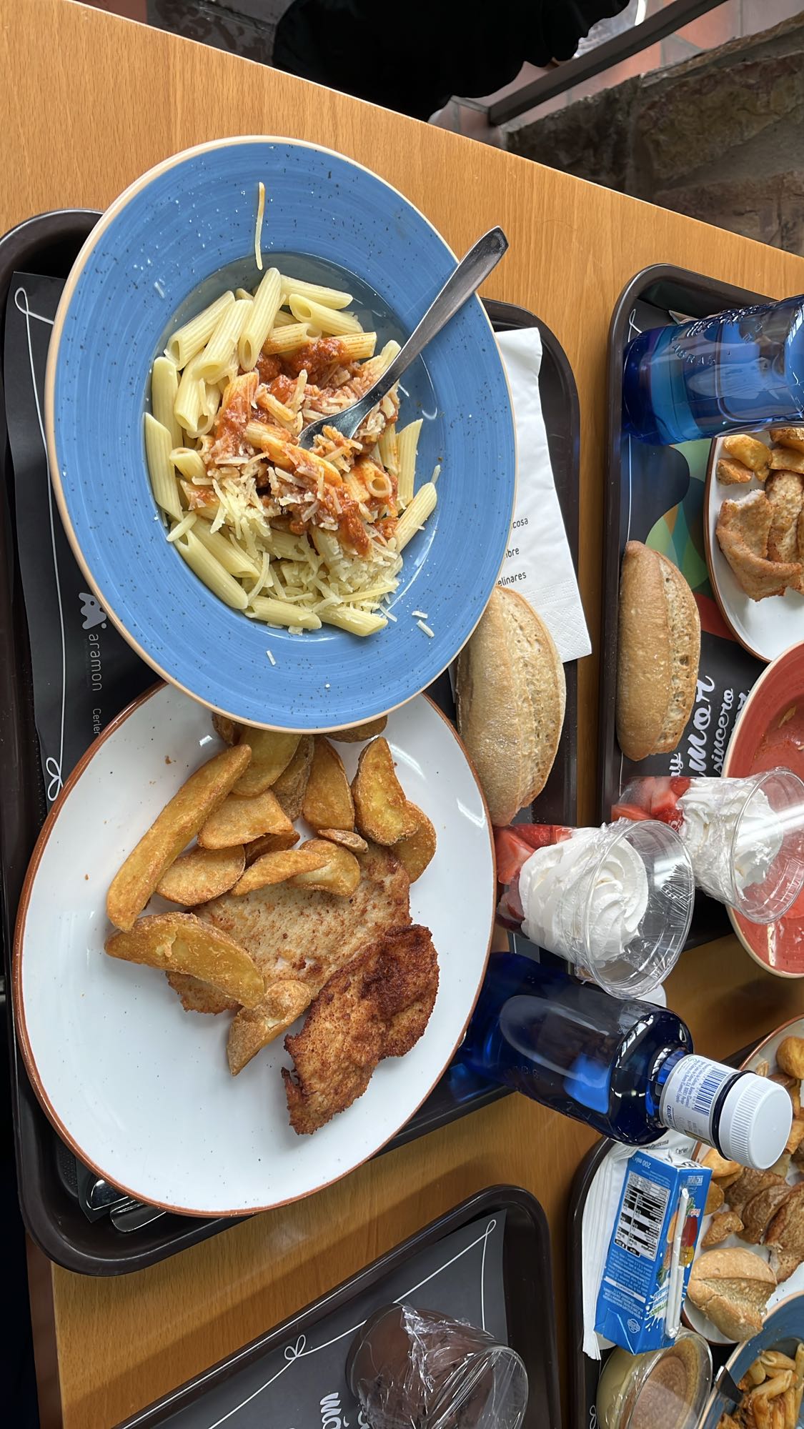 Pasta con pollo y patatas