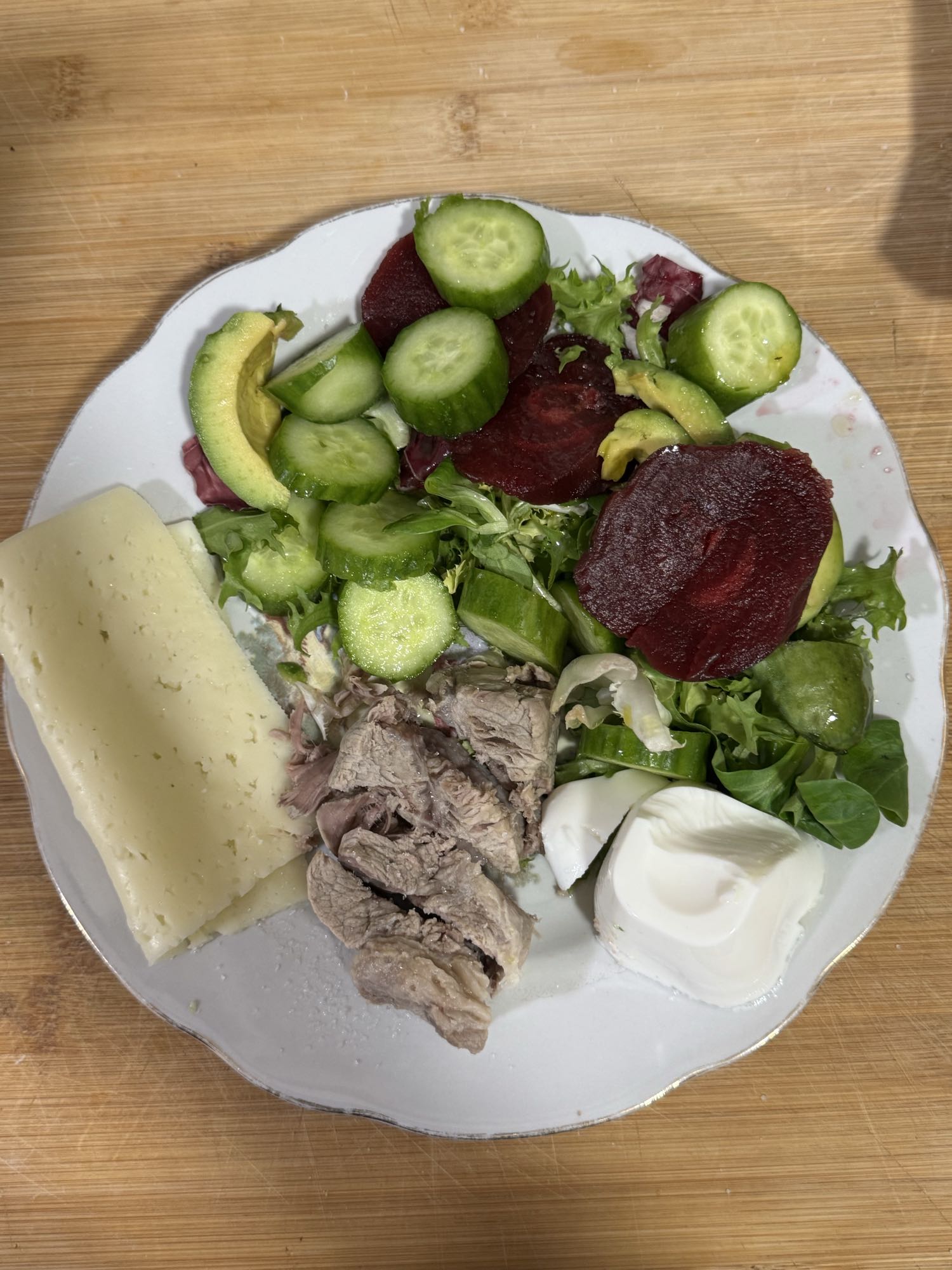 Ensalada con carne y queso