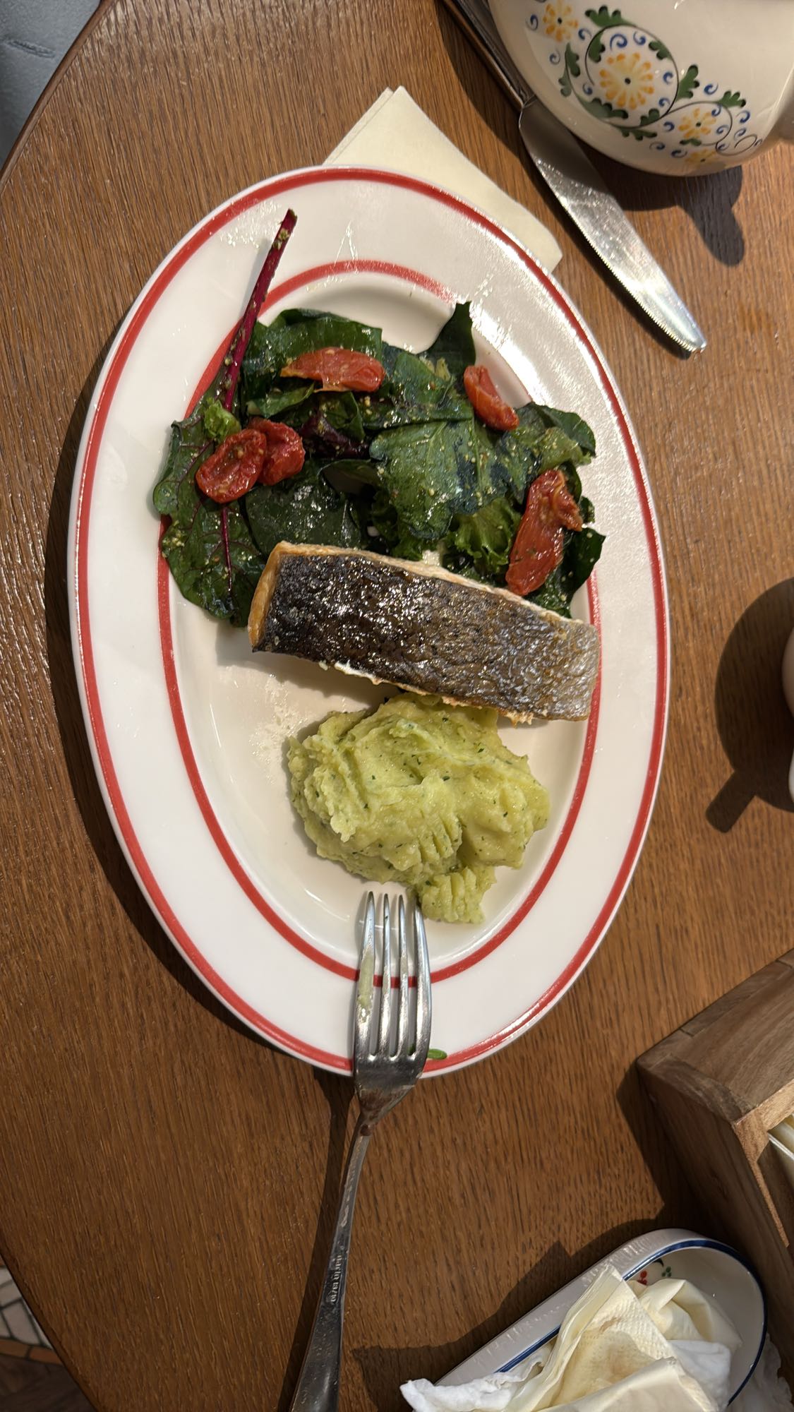 Лосось с пюре и салатом