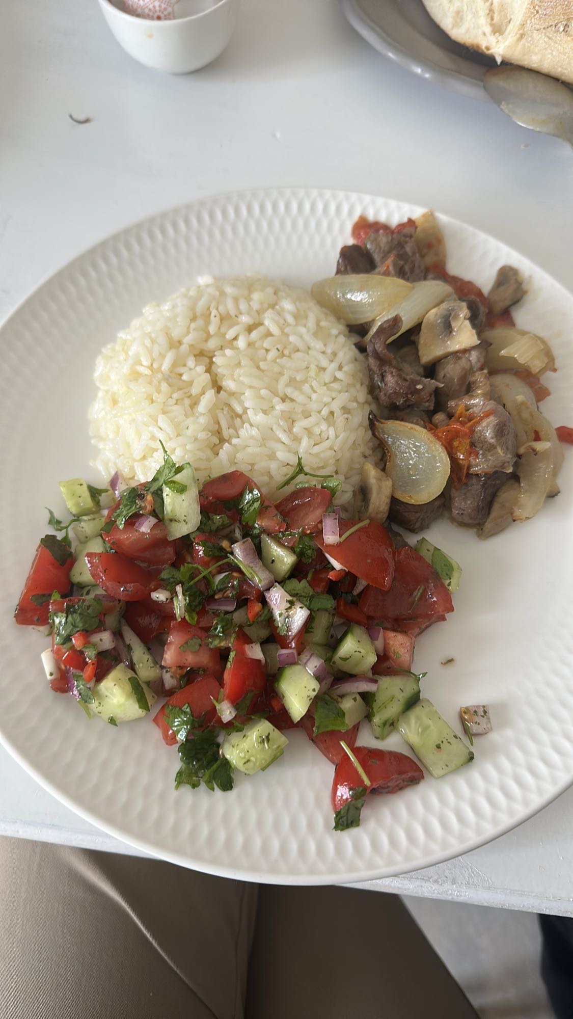 Etli Pilav ve Salata