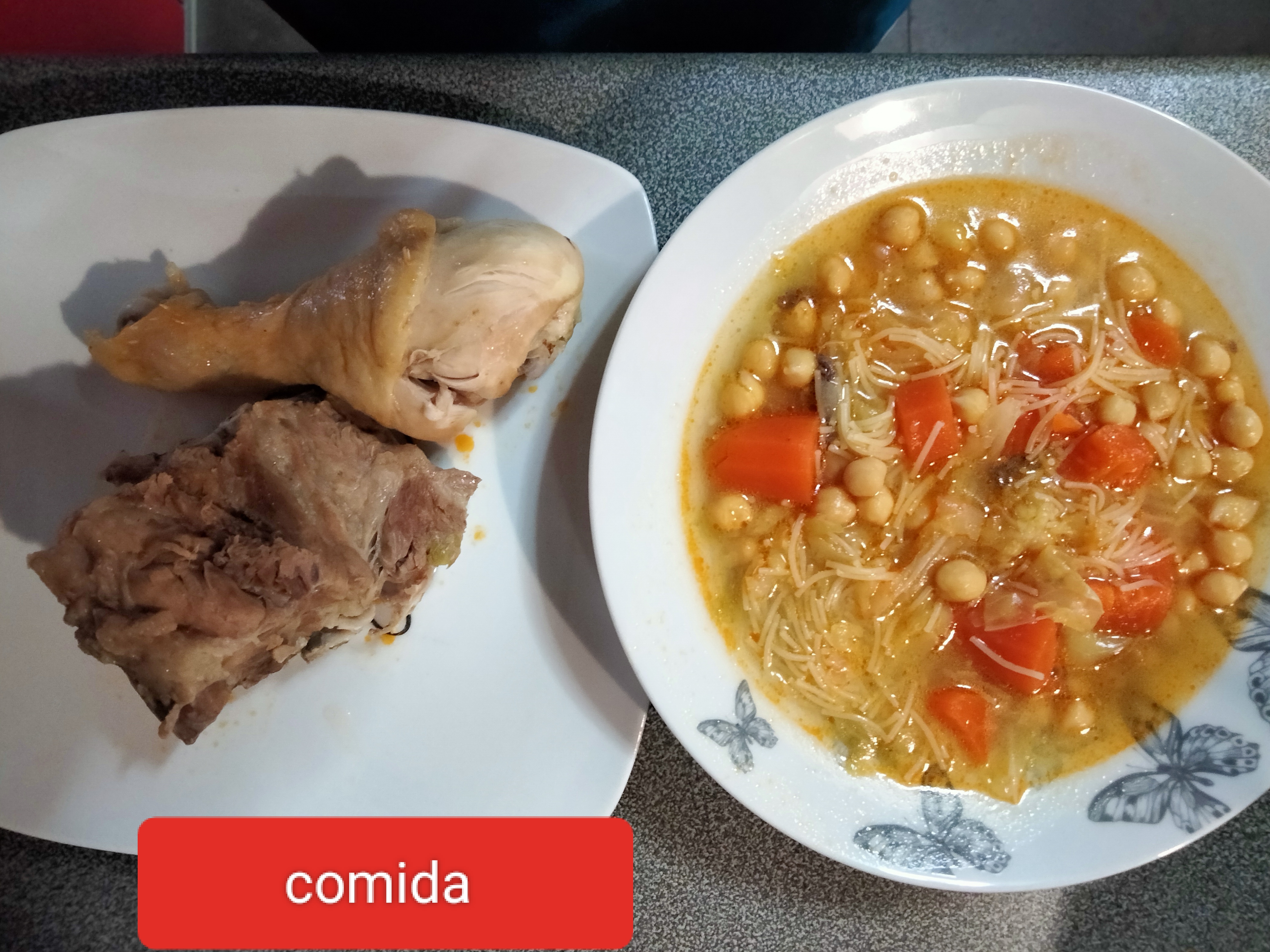 Caldo de pollo con garbanzos