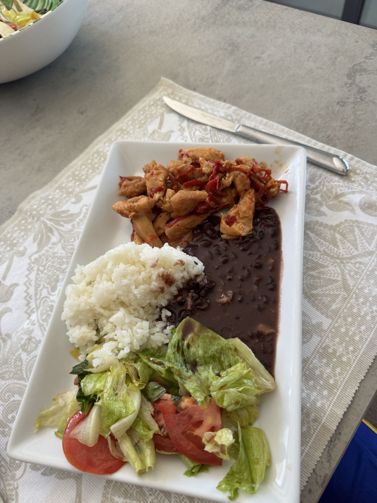 Pollo con arroz y frijoles