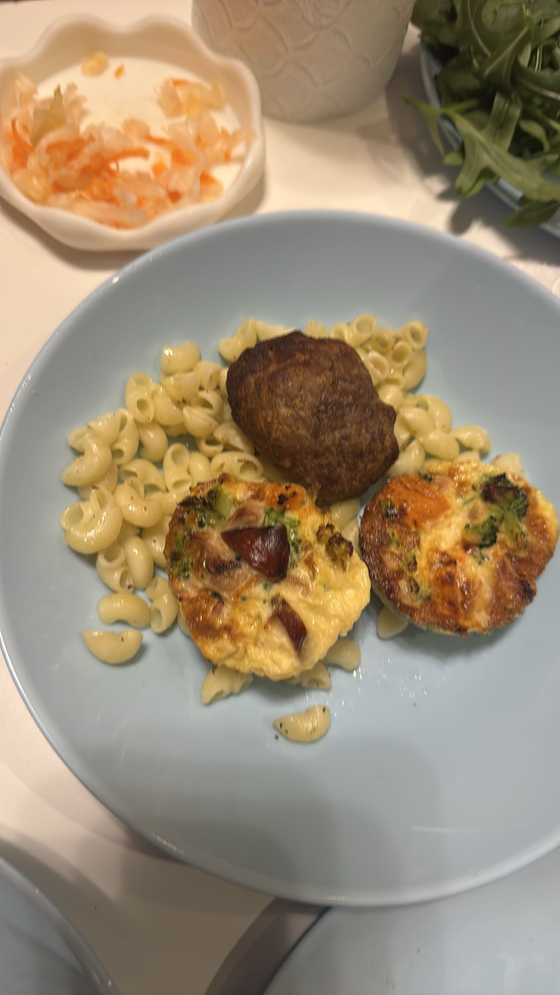 Макароны с котлетой и омлетом