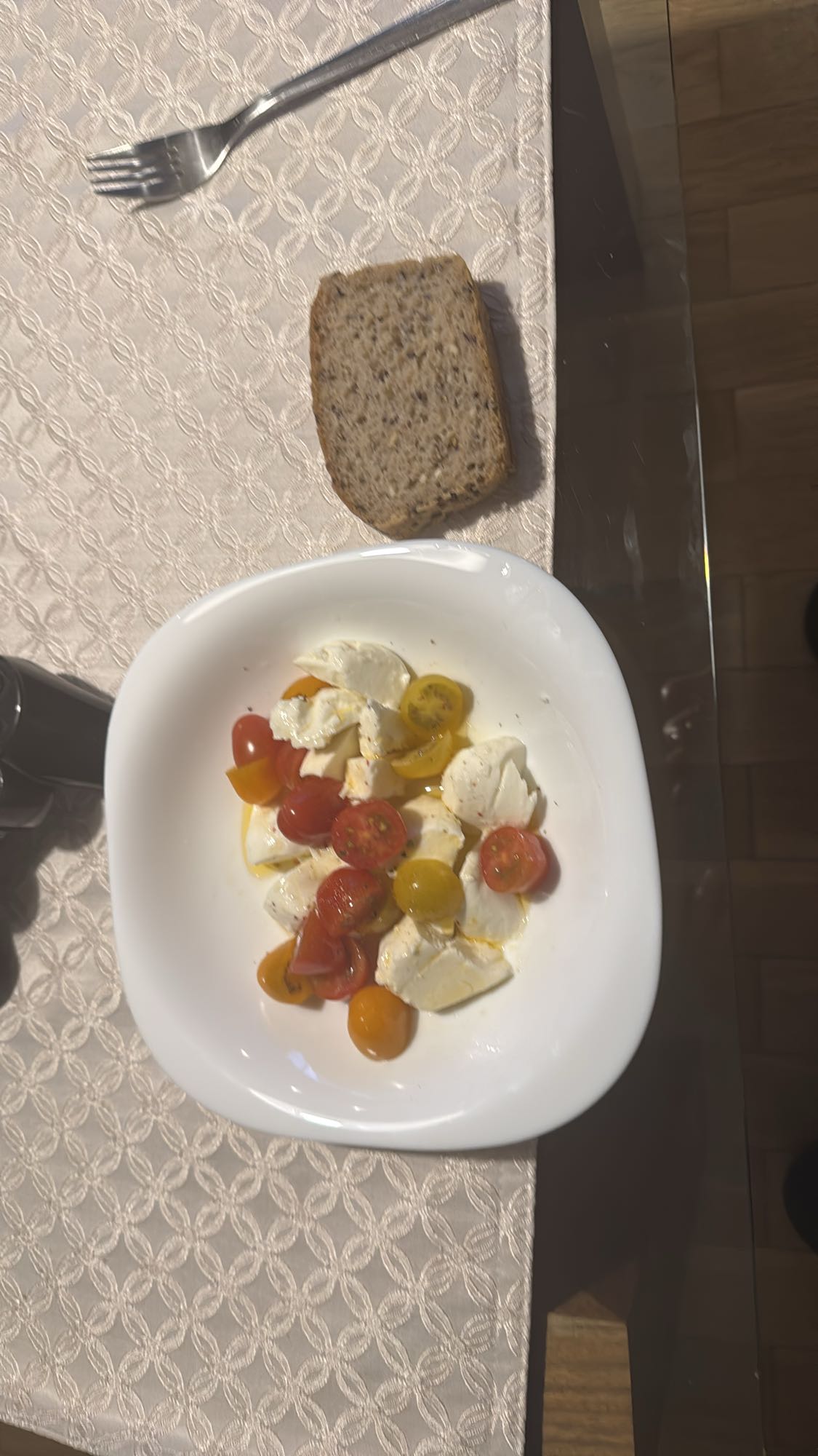 Sałatka caprese z chlebem