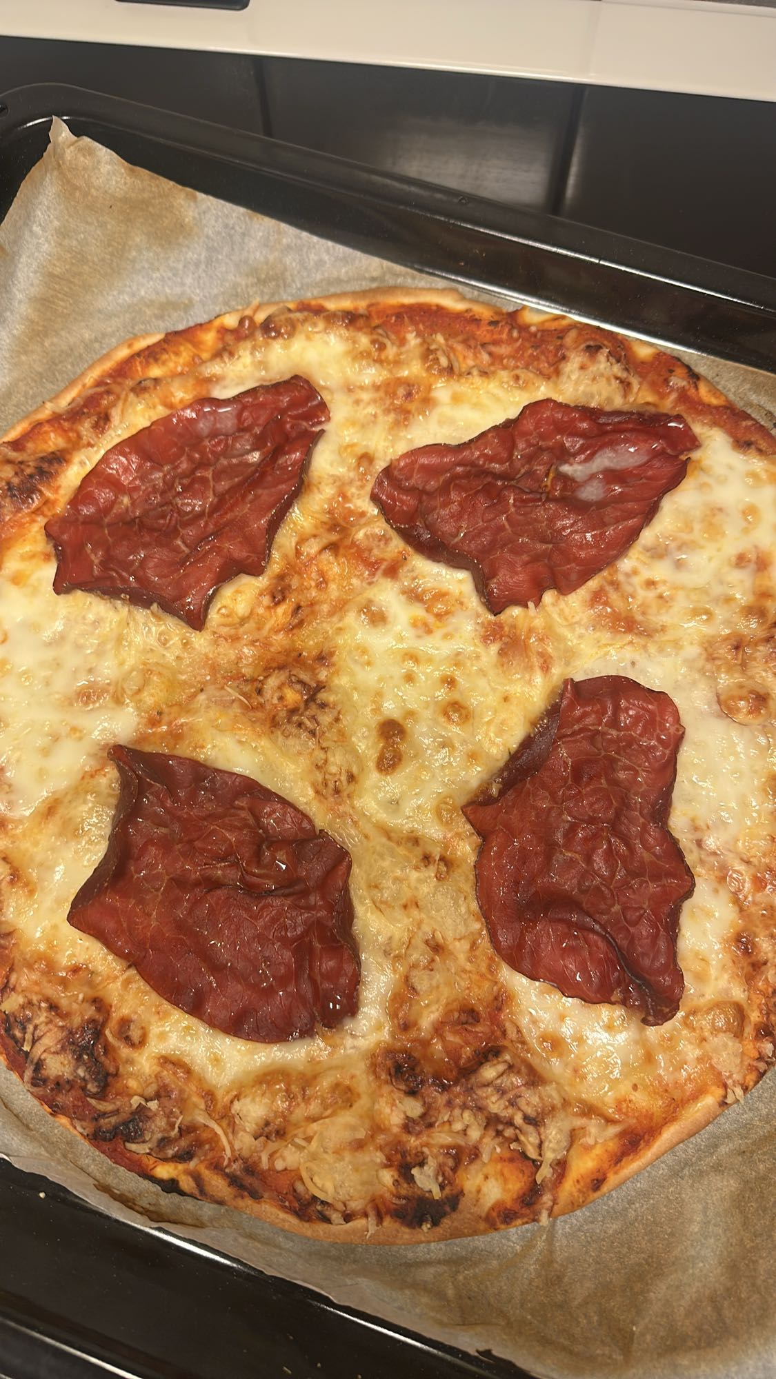 Salami pizza