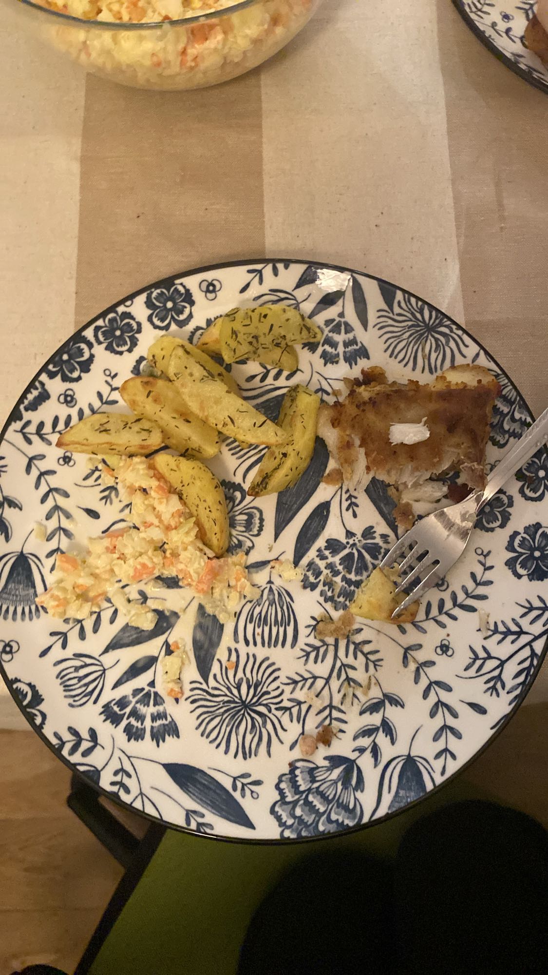 Ryba z frytkami i surówką