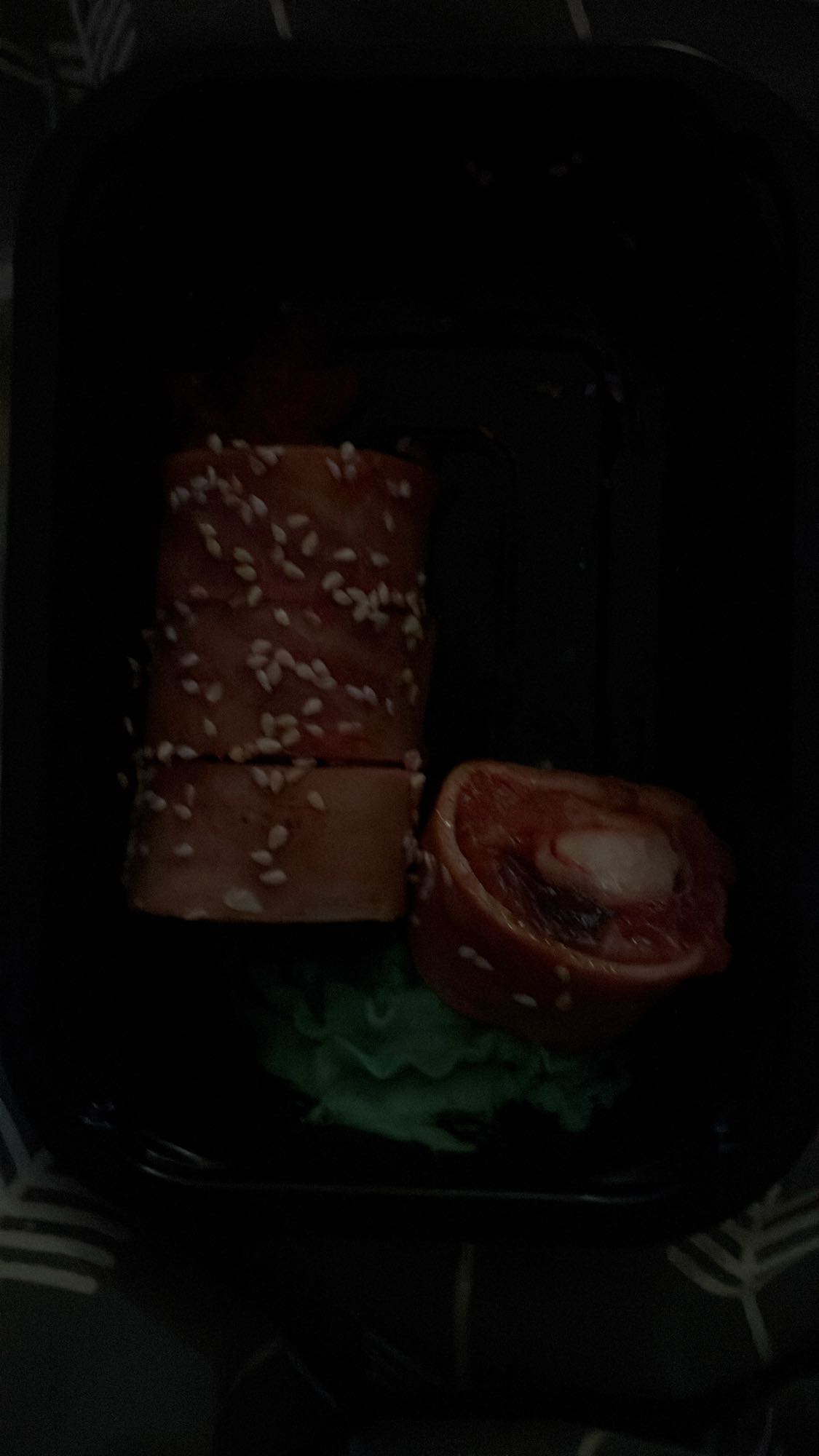 Roladki sushi z łososiem