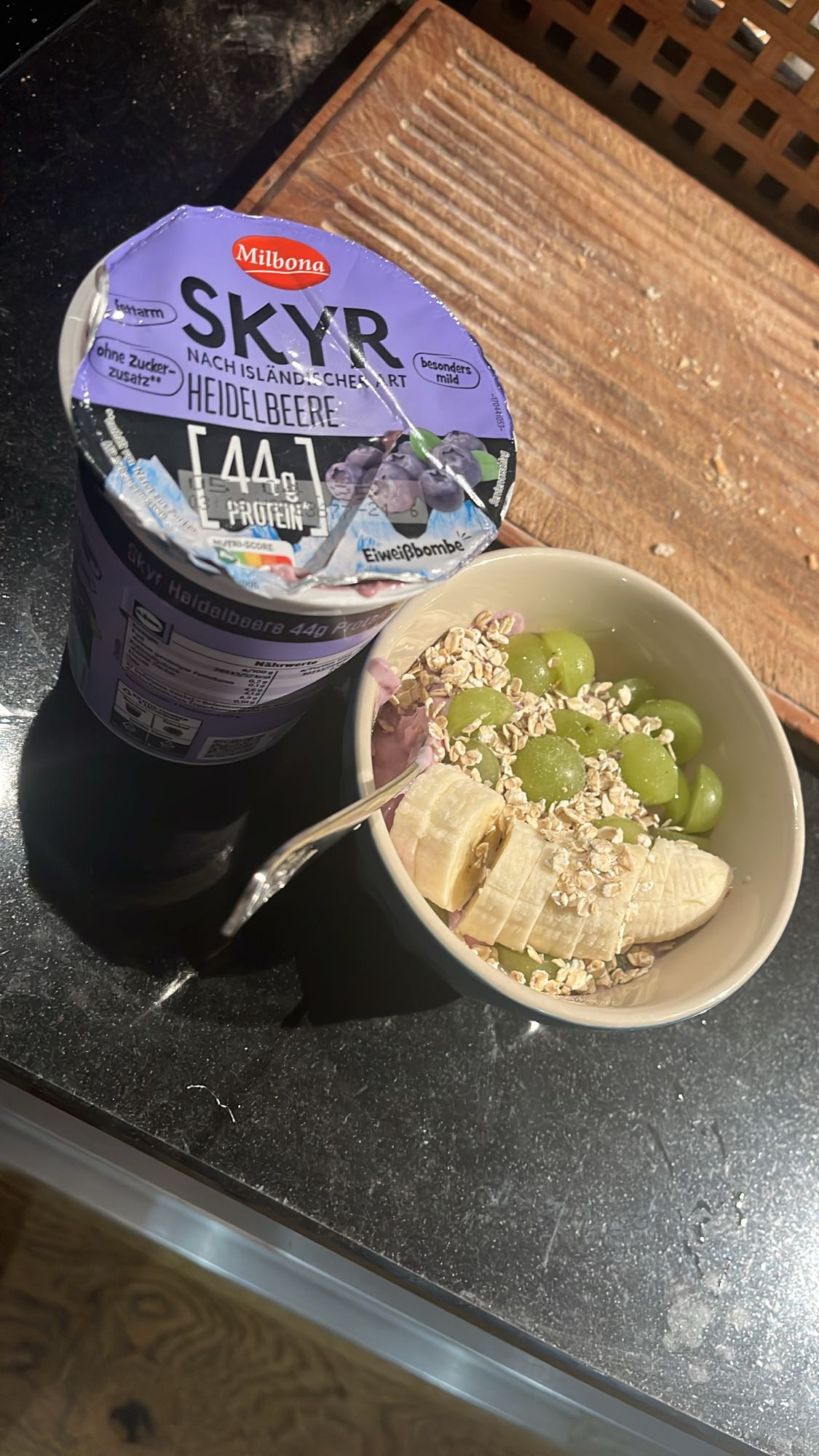 Skyr mit Obst und Müsli