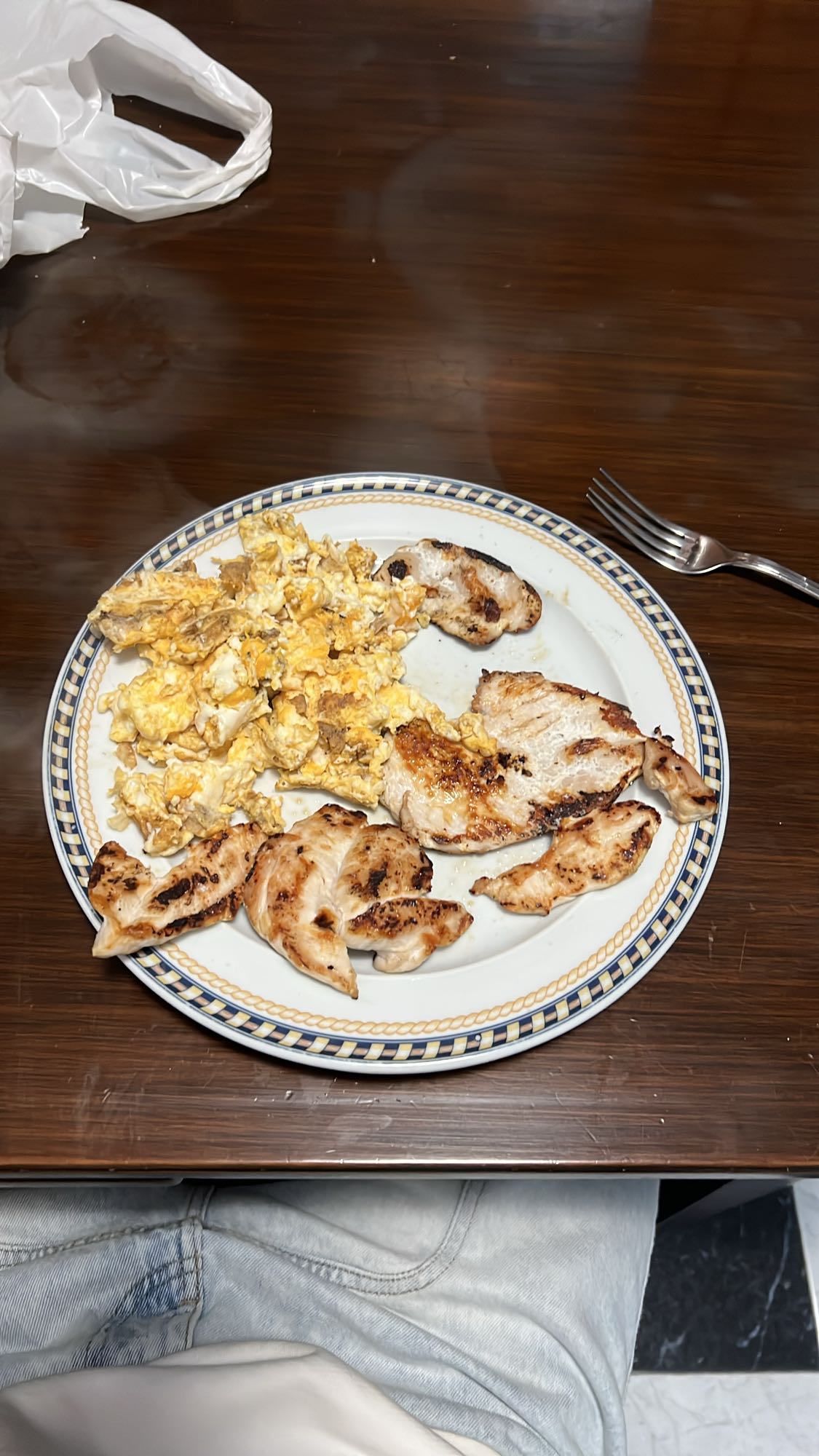 Pollo a la plancha con huevos