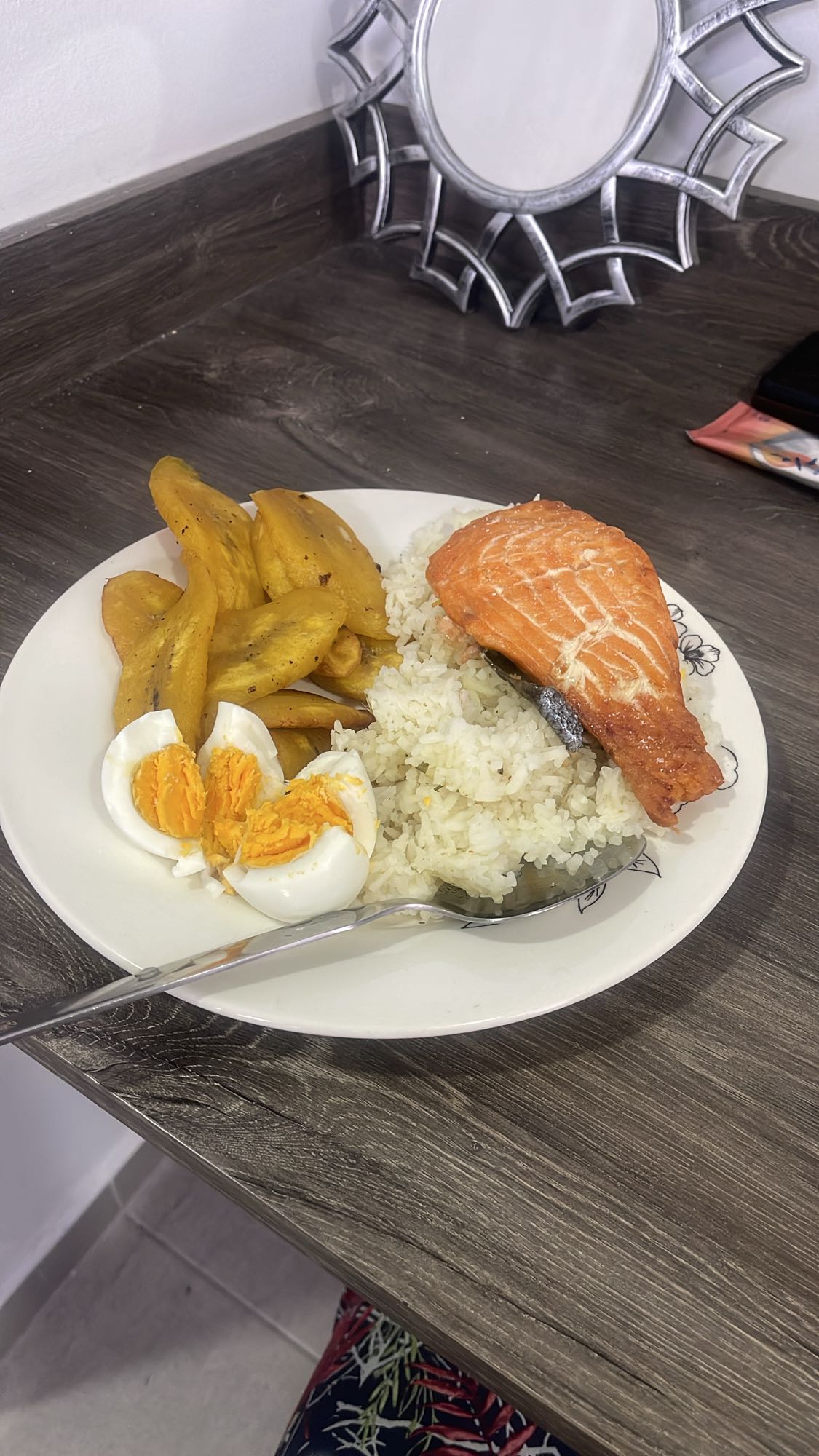 Salmón con arroz y plátano