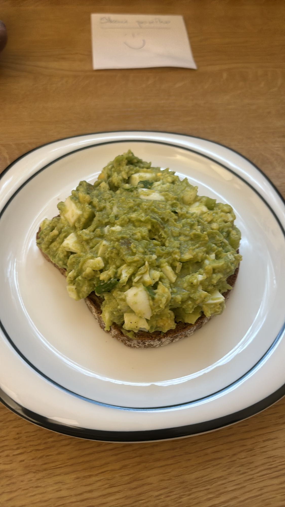 Kanapka z awokado i jajkiem