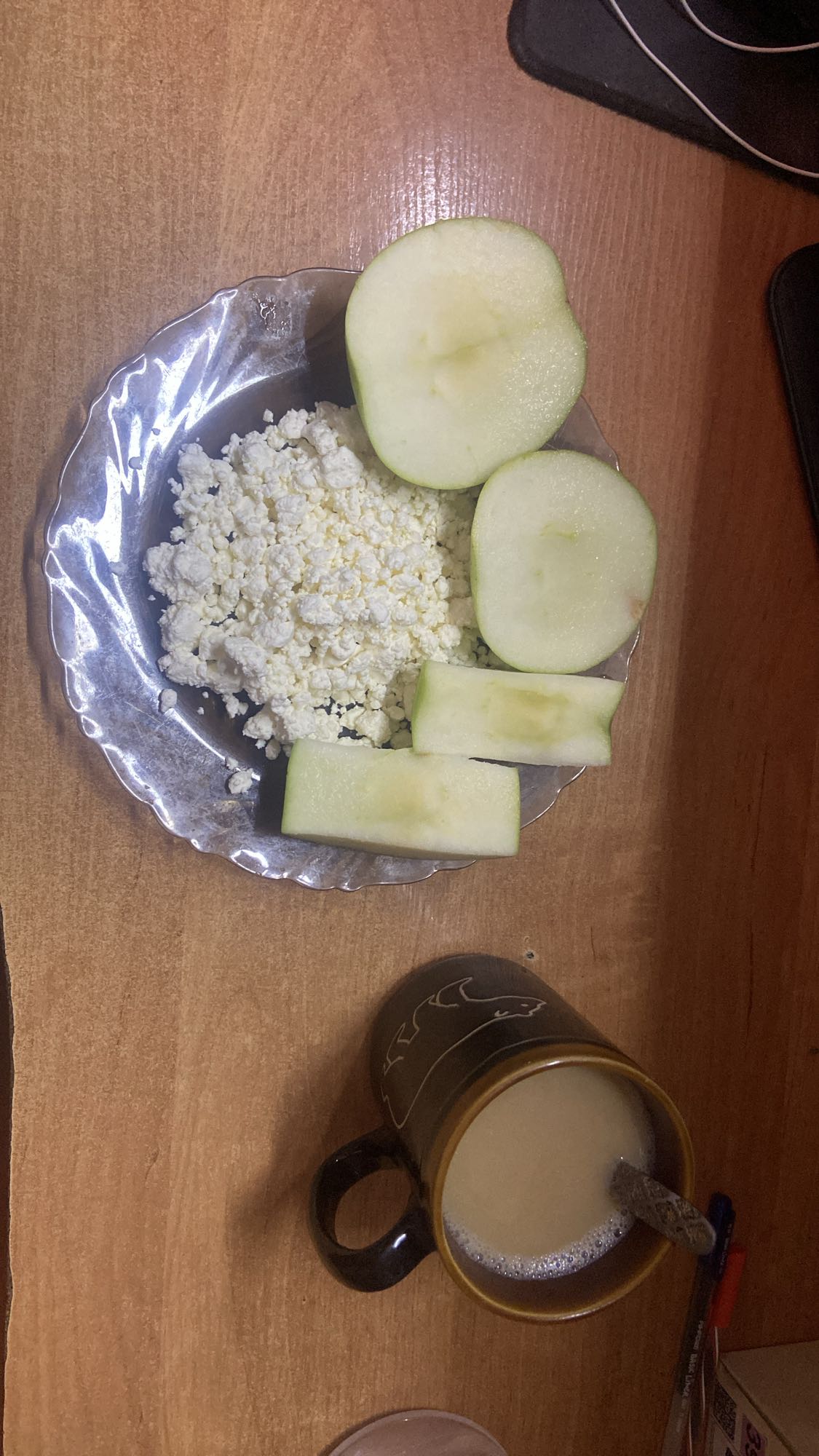 Творог с яблоком и чаем