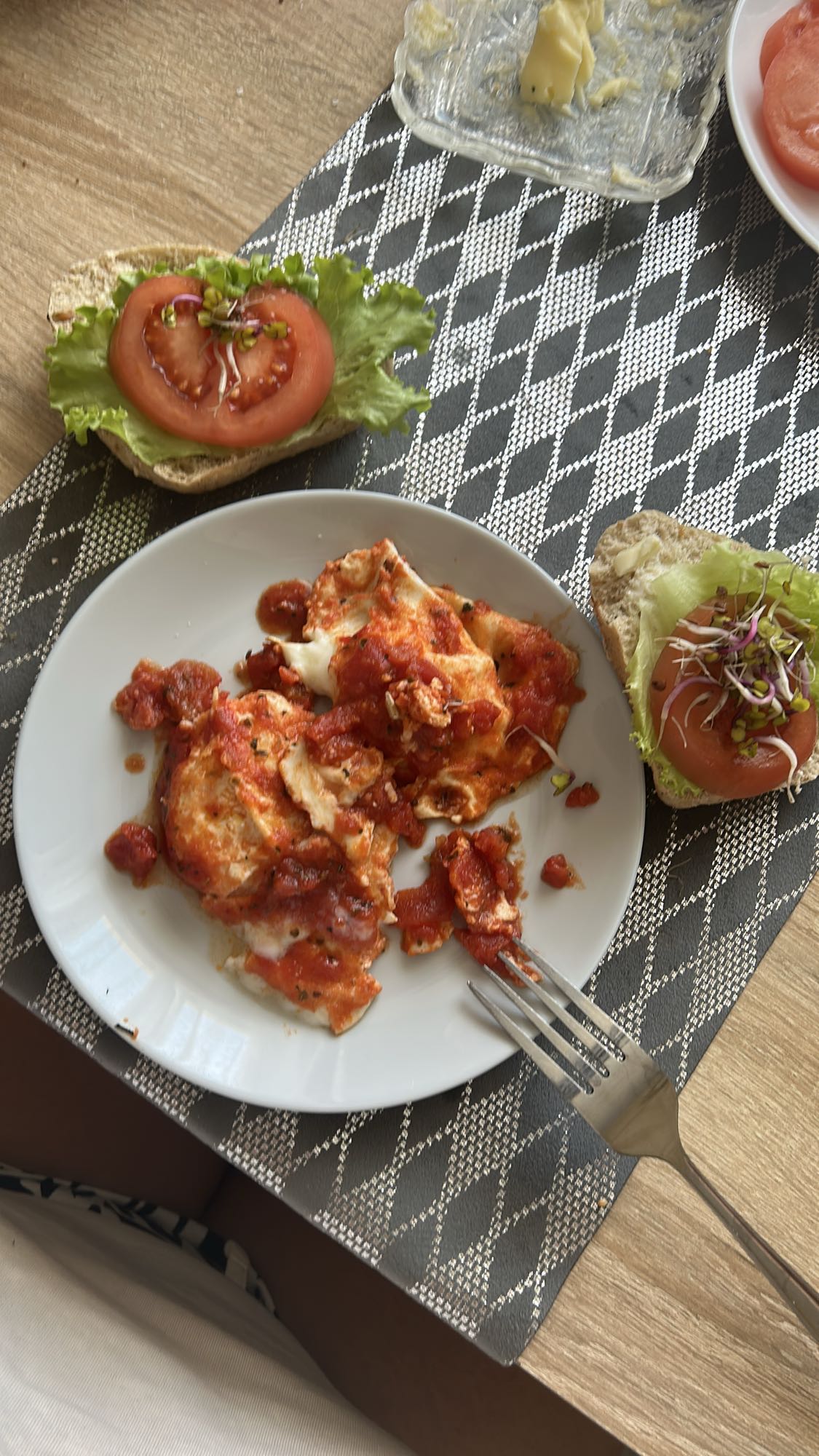 Jajka w sosie pomidorowym