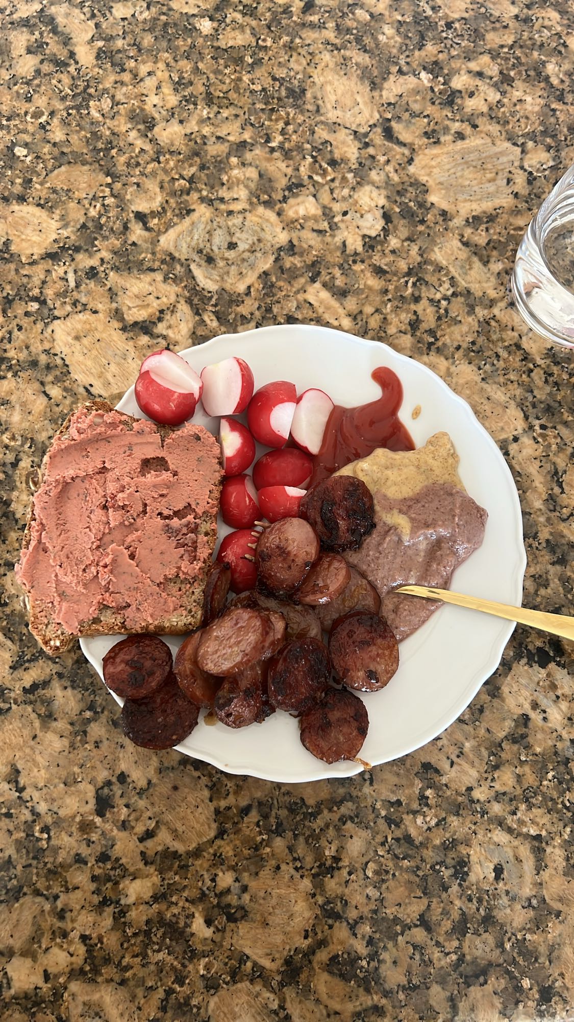 Śniadanie z kiełbasą