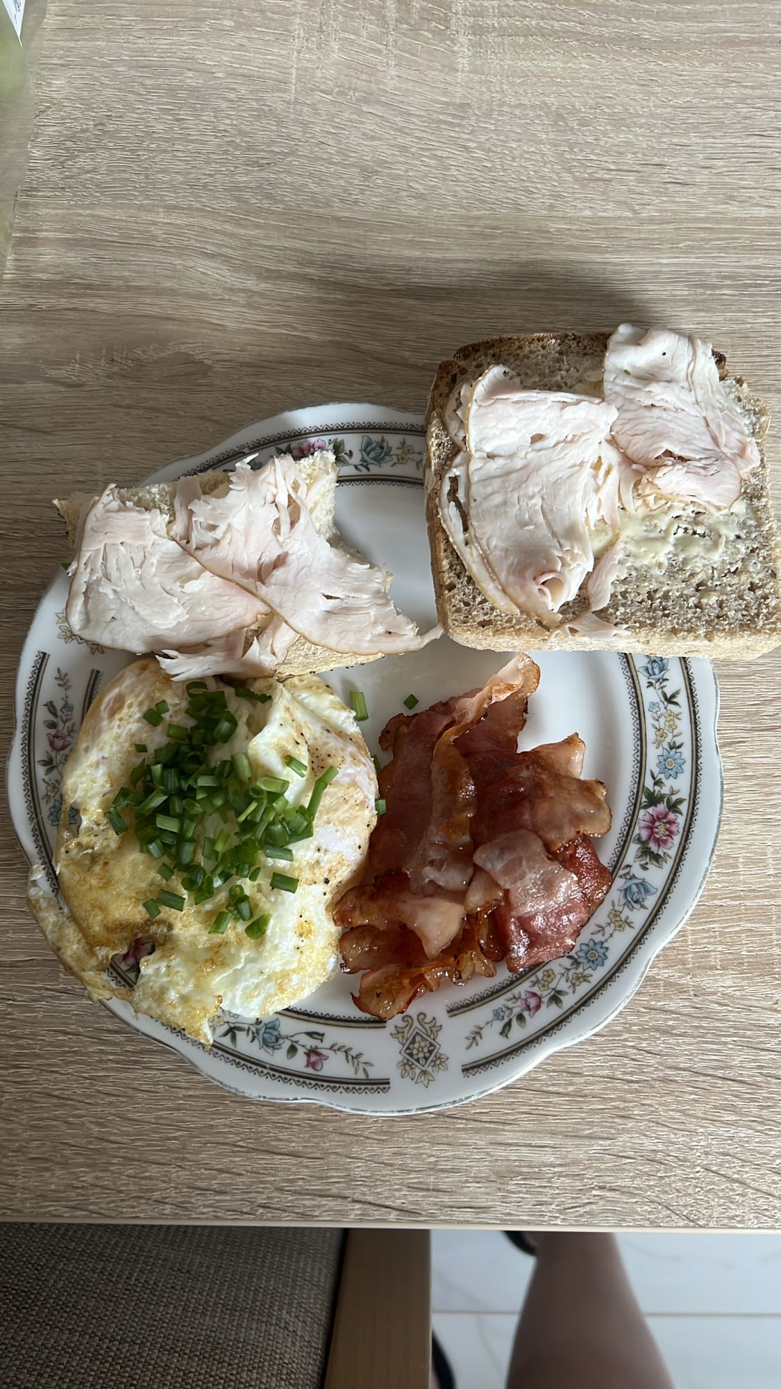 Śniadanie z jajkiem i bekonem