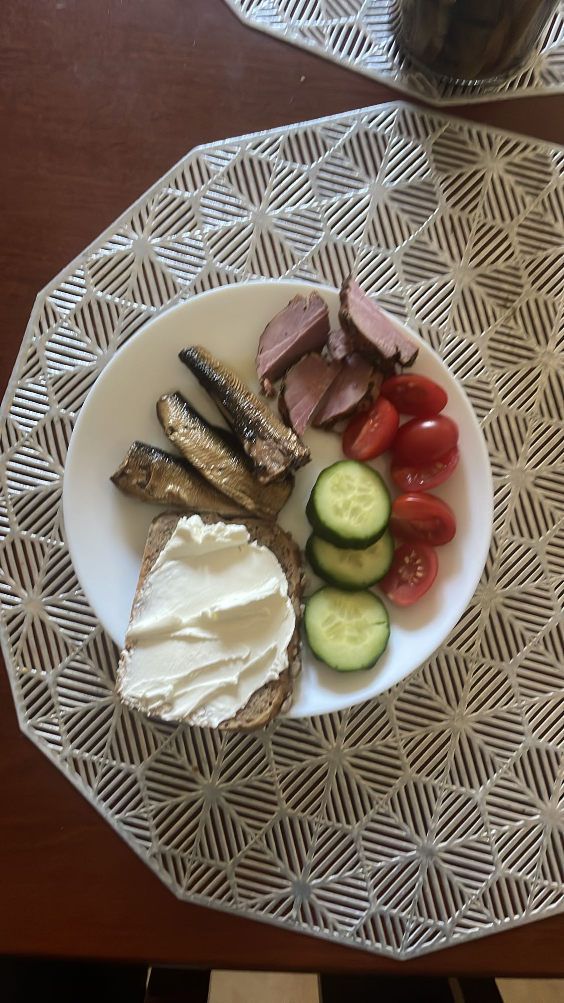 Śniadanie z rybą i warzywami