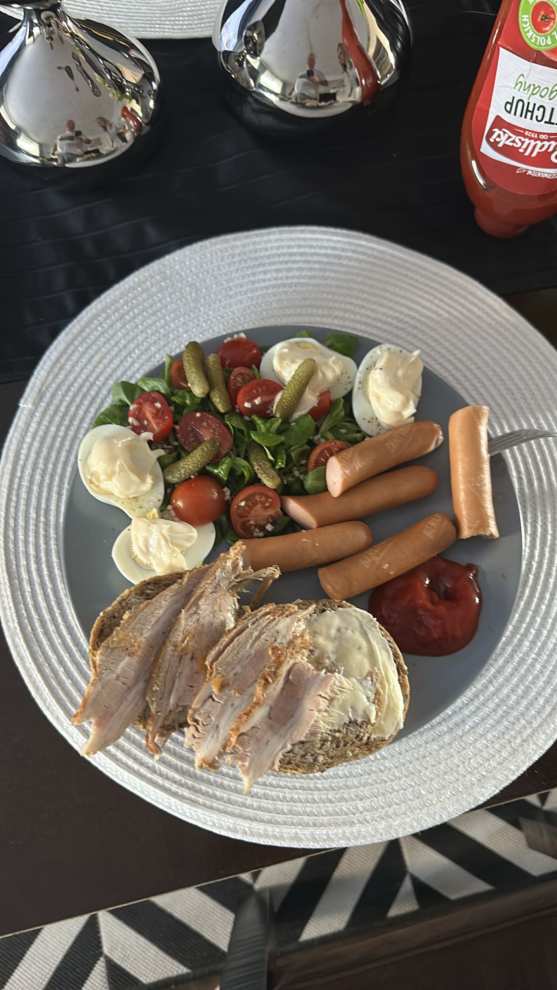 Śniadanie z jajkami i kiełbasą