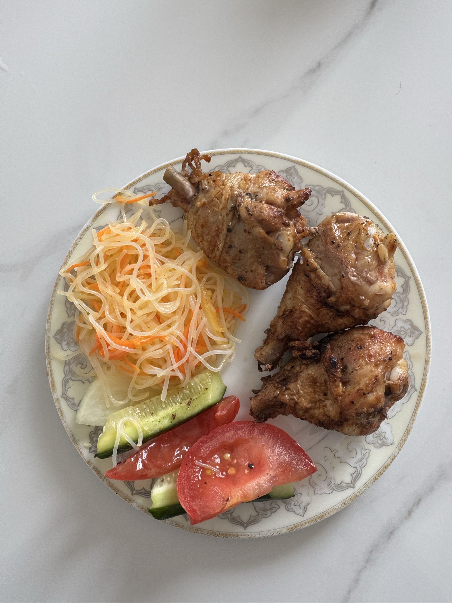 Жареная курица с овощами