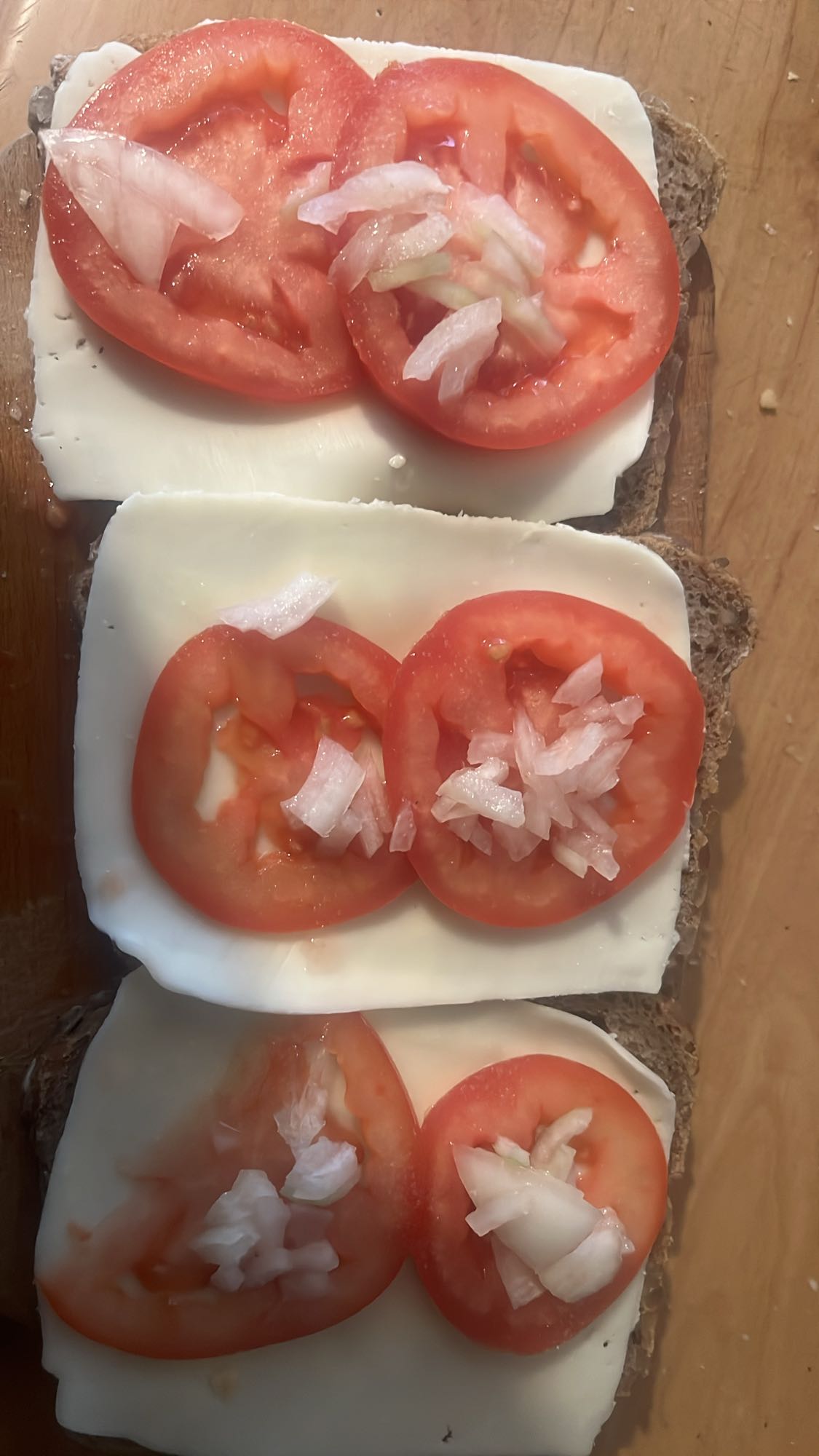 Kanapki z serem i warzywami