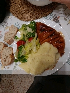 Pollo con puré y ensalada