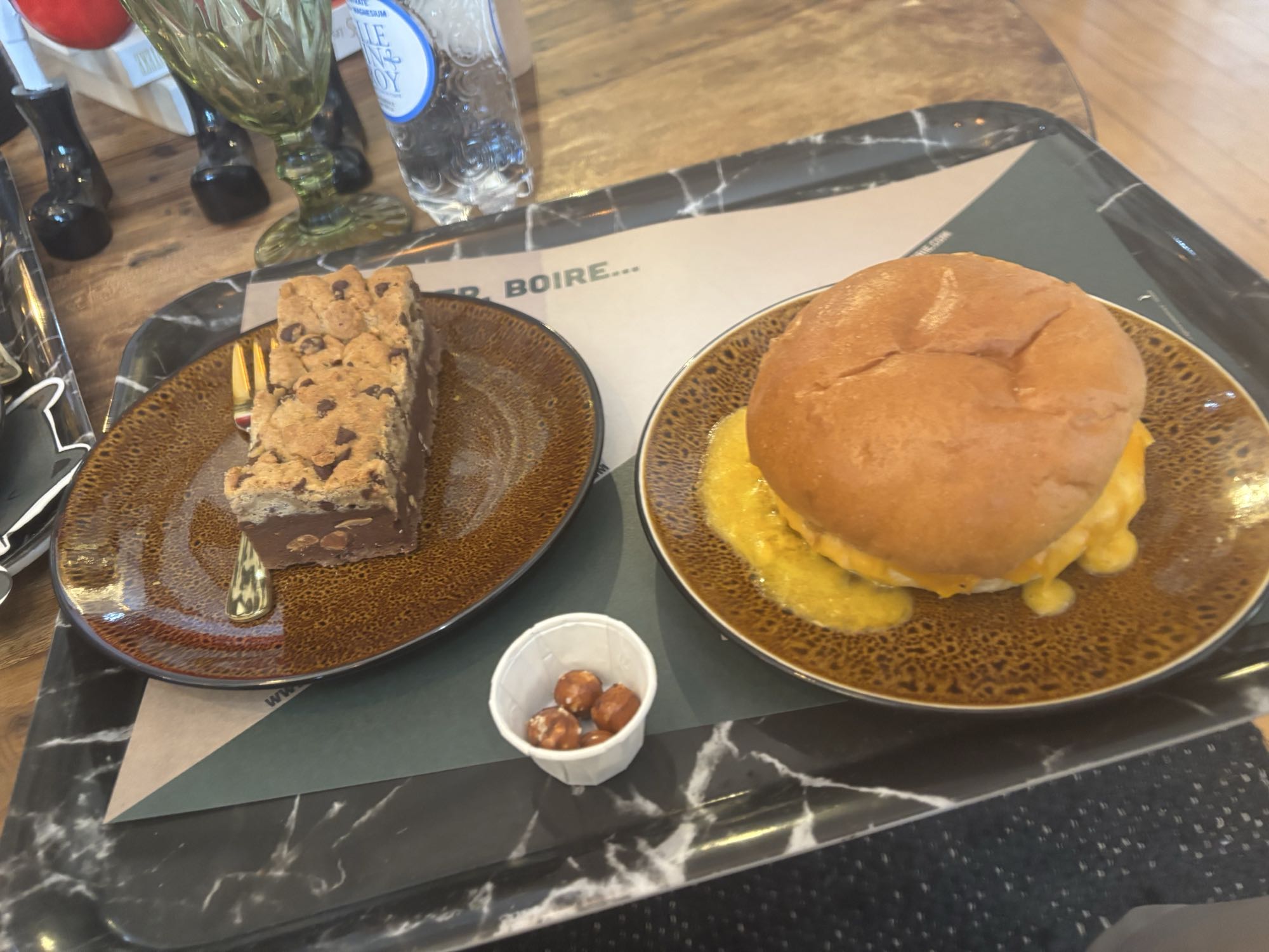 Burger au fromage et dessert