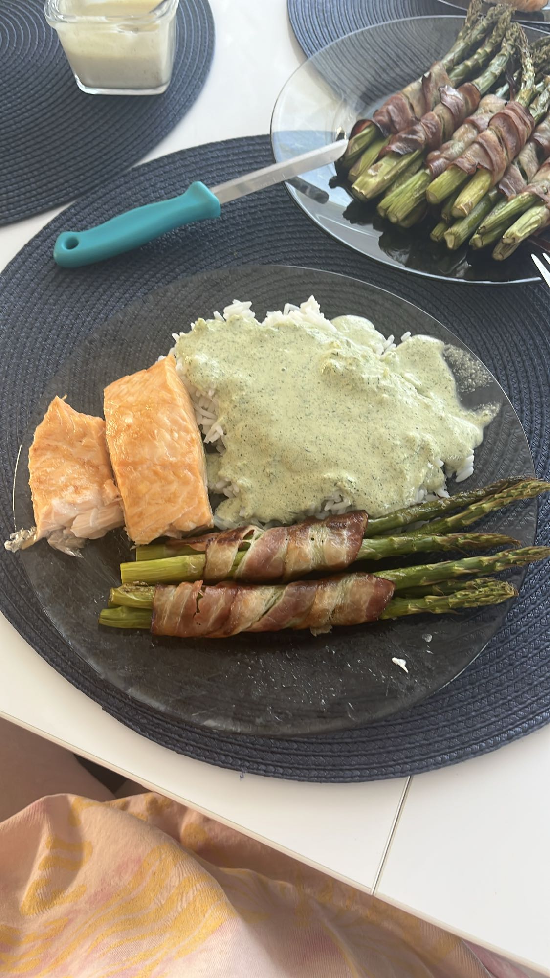 Łosoś z ryżem i szparagami