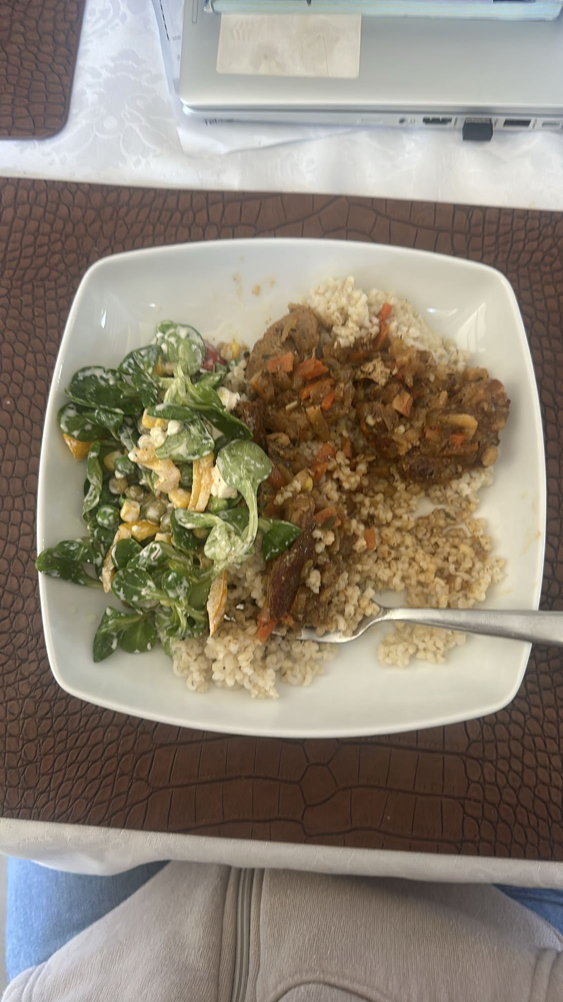 Gulasz z kaszą i sałatką