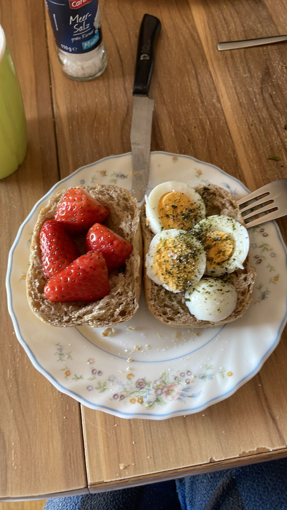 Vollkornbrot mit Ei & Erdbeeren