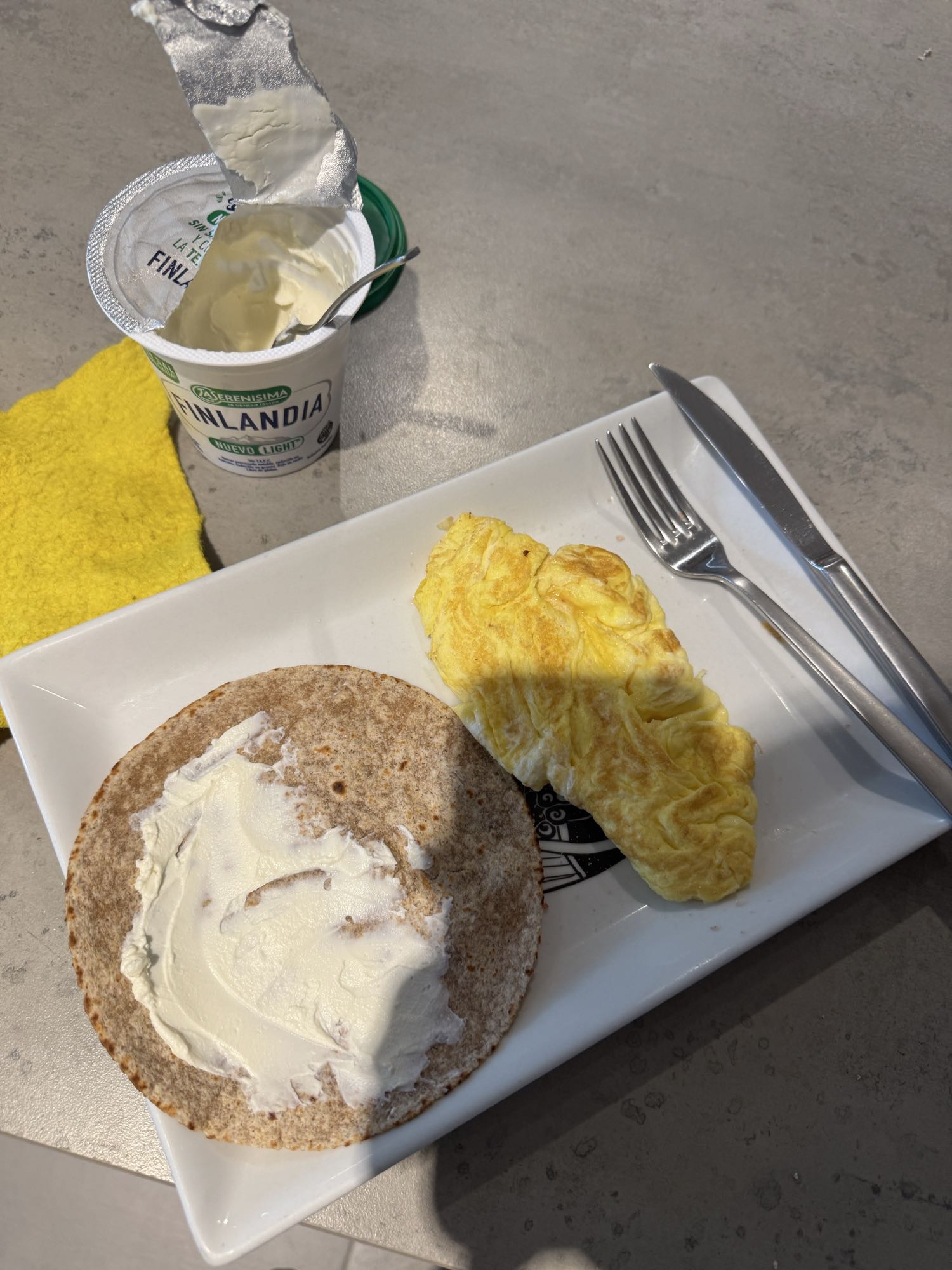 Omelette con pan y queso